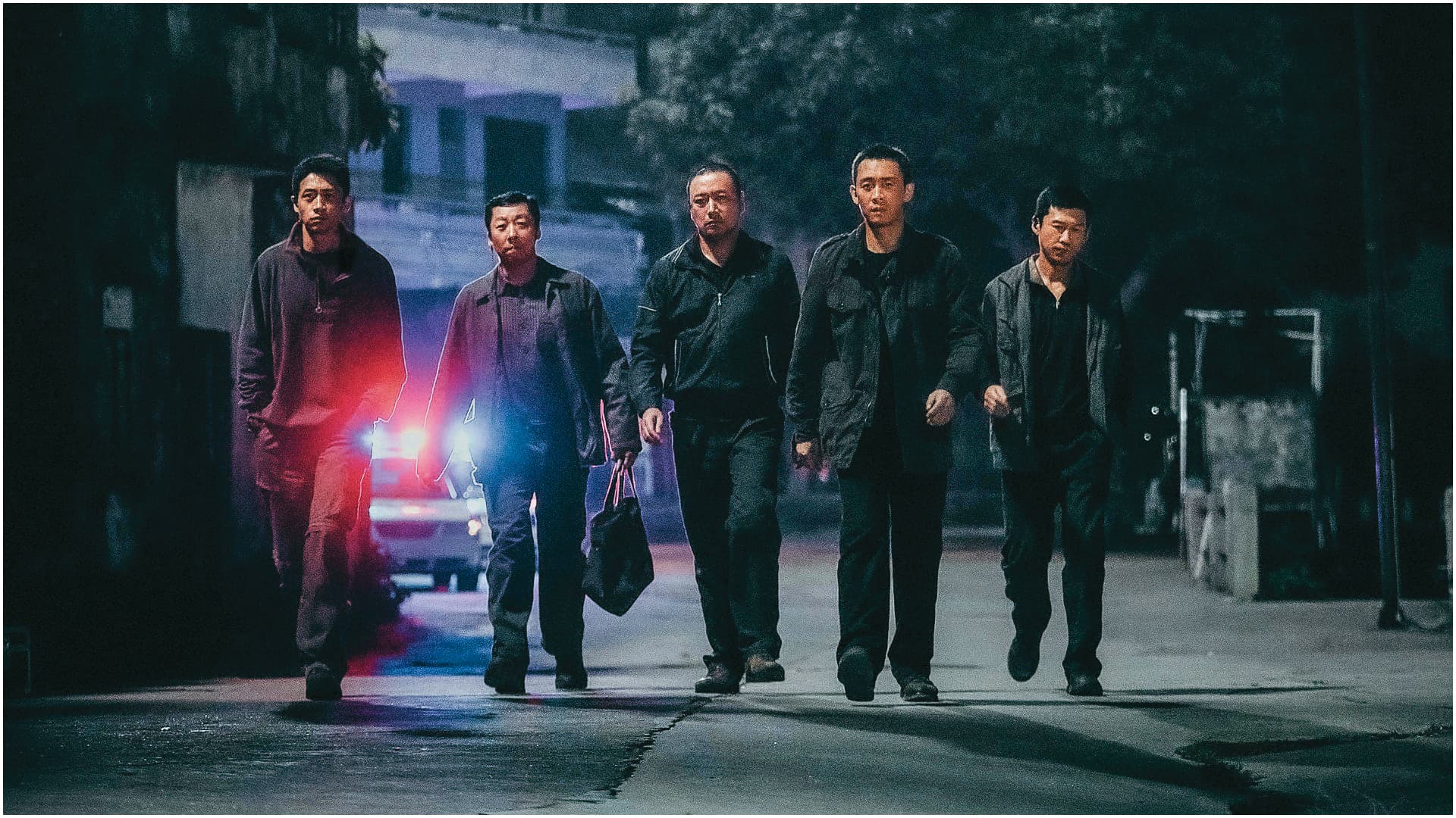 在電影《三大隊》裡,魏晨(左一)飾演因刑求過當入獄的警隊新人,出獄後跟著前長官繼續緝凶。