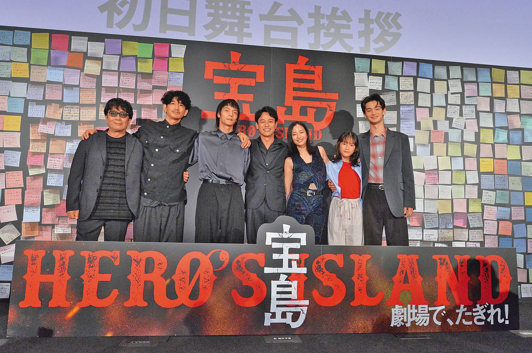 導演大友啟史(左起)率領演員永山瑛太、窪田正孝、妻夫木聰、廣瀨鈴、光路、榮莉彌為《寶島》造勢宣傳。(東映提供)