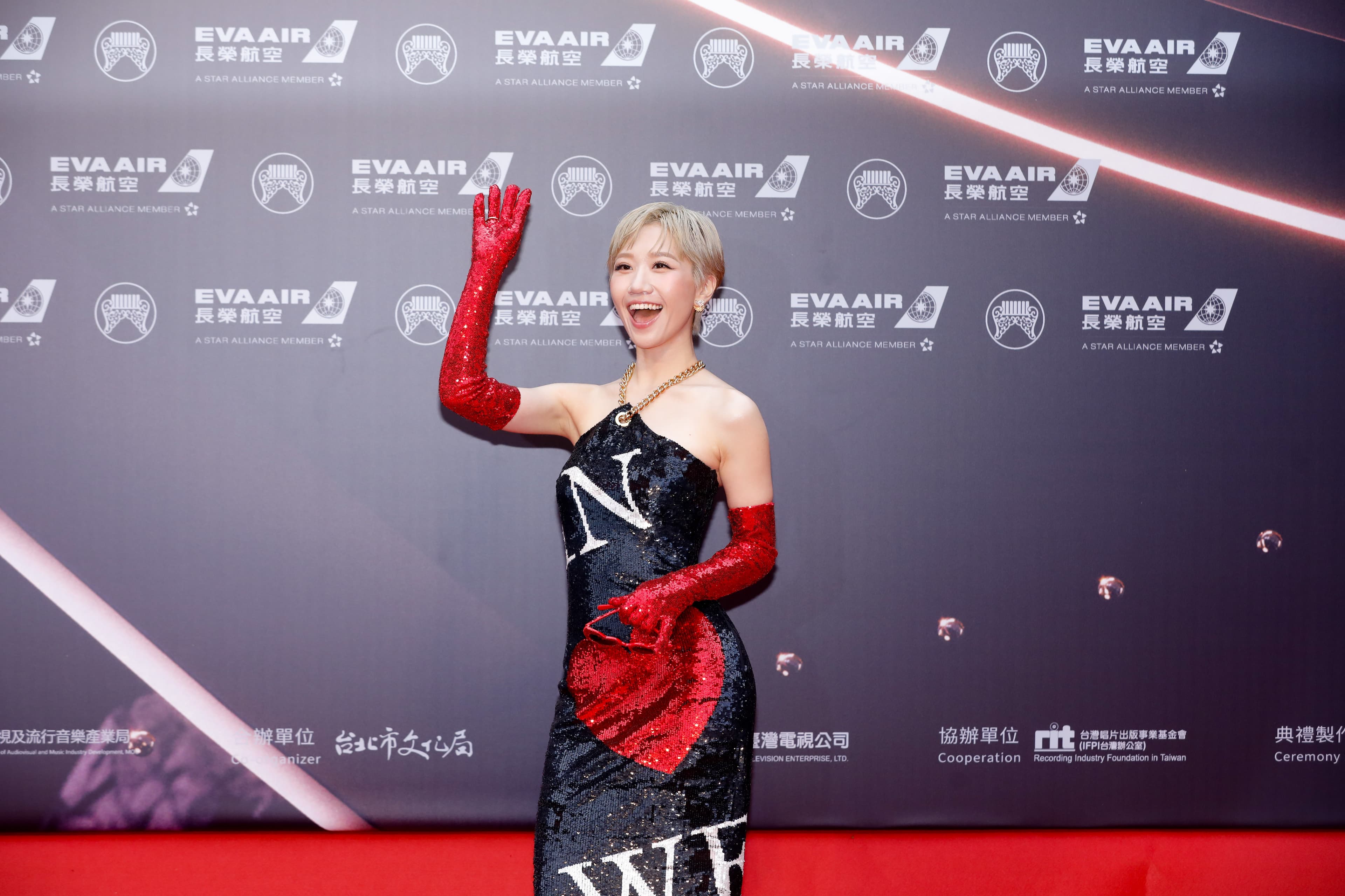 今年擔任金曲獎主持人的Lulu,第一位登上紅毯。