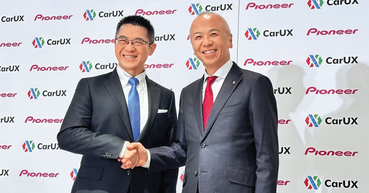群創積極發展車用視聽產品,子公司CarUX去年底收購日本車用音響大廠Pioneer。左為洪進揚,右為CarUX董事長洪進揚,右為Pioneer社長矢原史朗。(群創提供)