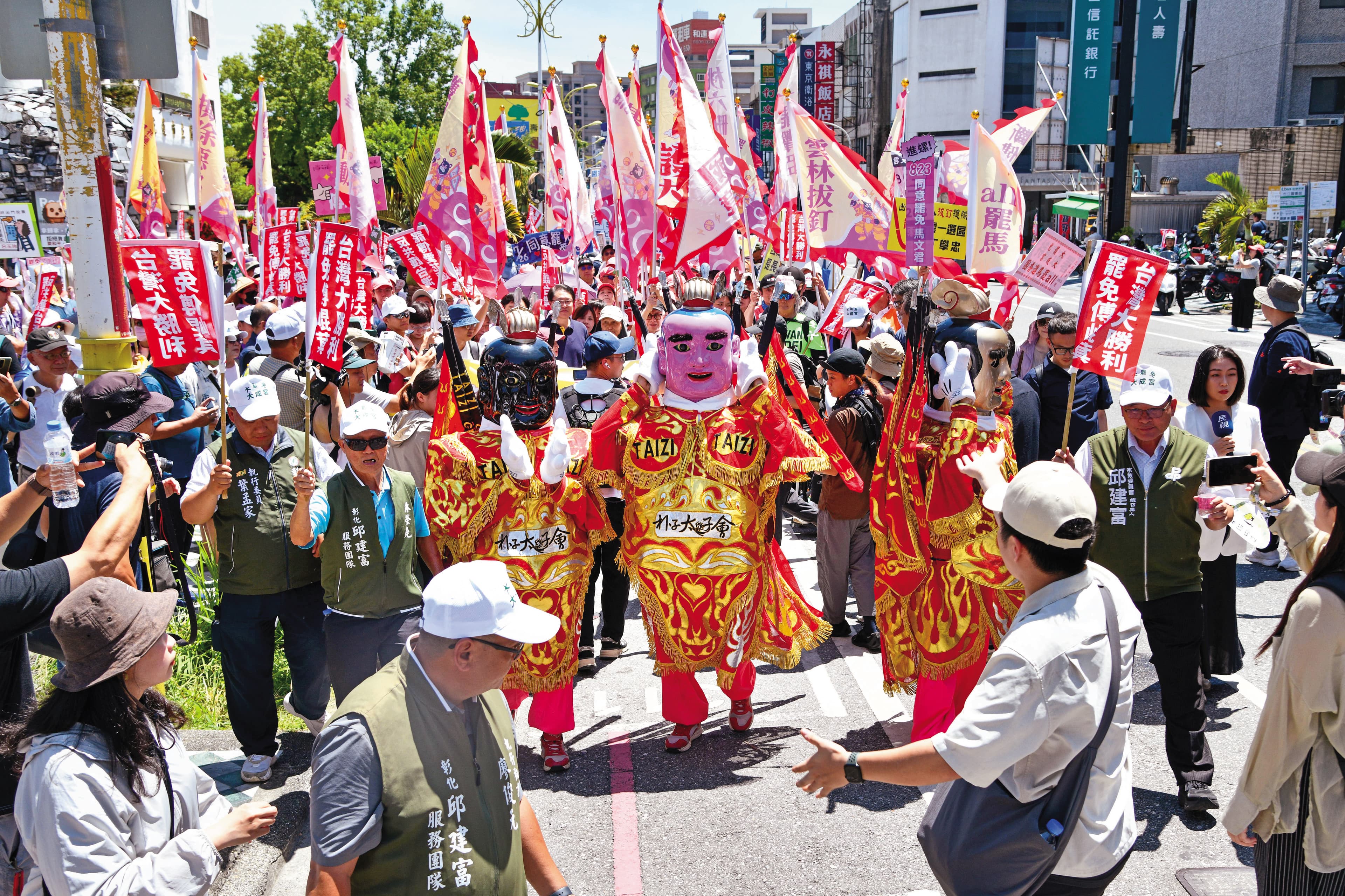 護國大遶境結合宮廟元素,有三太子在隊伍前方帶路。(鏡報李智為)
