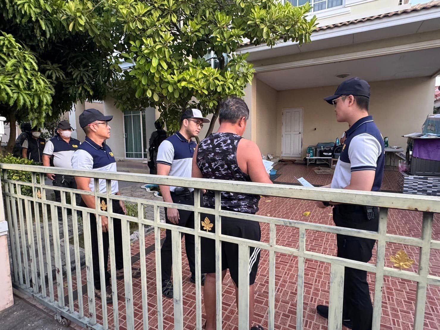泰國少將普拉凱普克(圖右2)涉接受台商委任殺人,被警方逮捕。(翻攝YT頻道Thaicrime online)