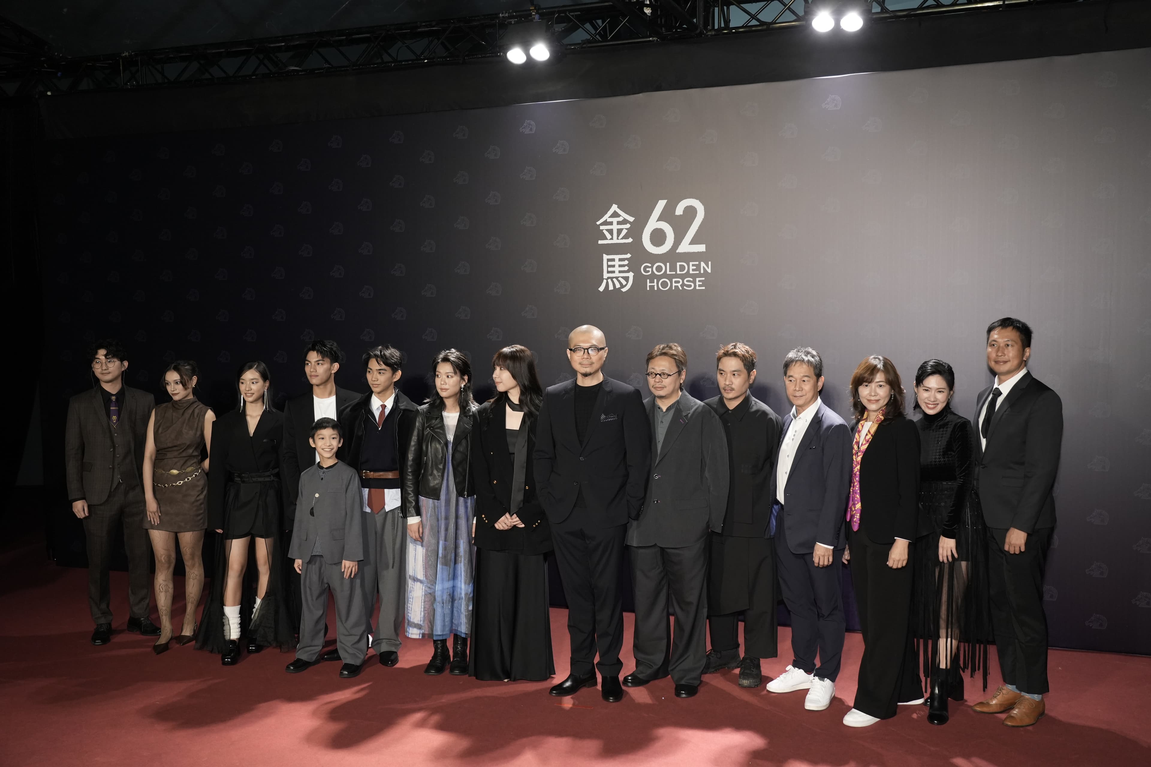 曹仕翰率《南方時光》劇組走金馬獎紅毯,陣容龐大。