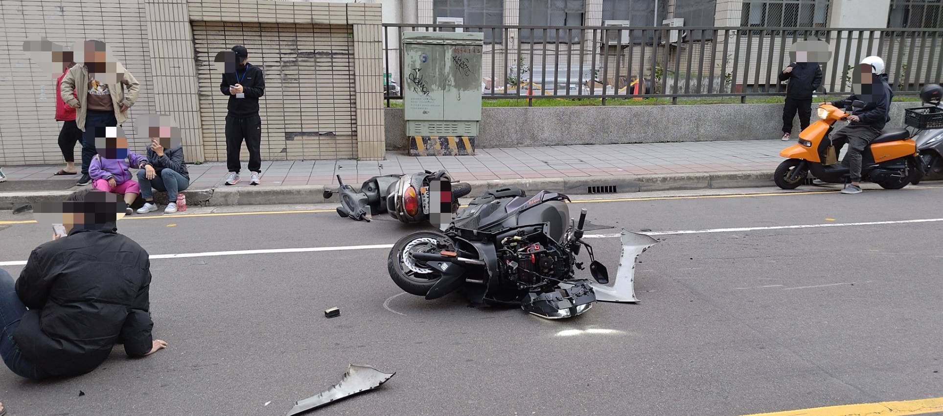 家長載孩童違規雙黃線迴轉遭撞，現場畫面曝光。（警方提供）