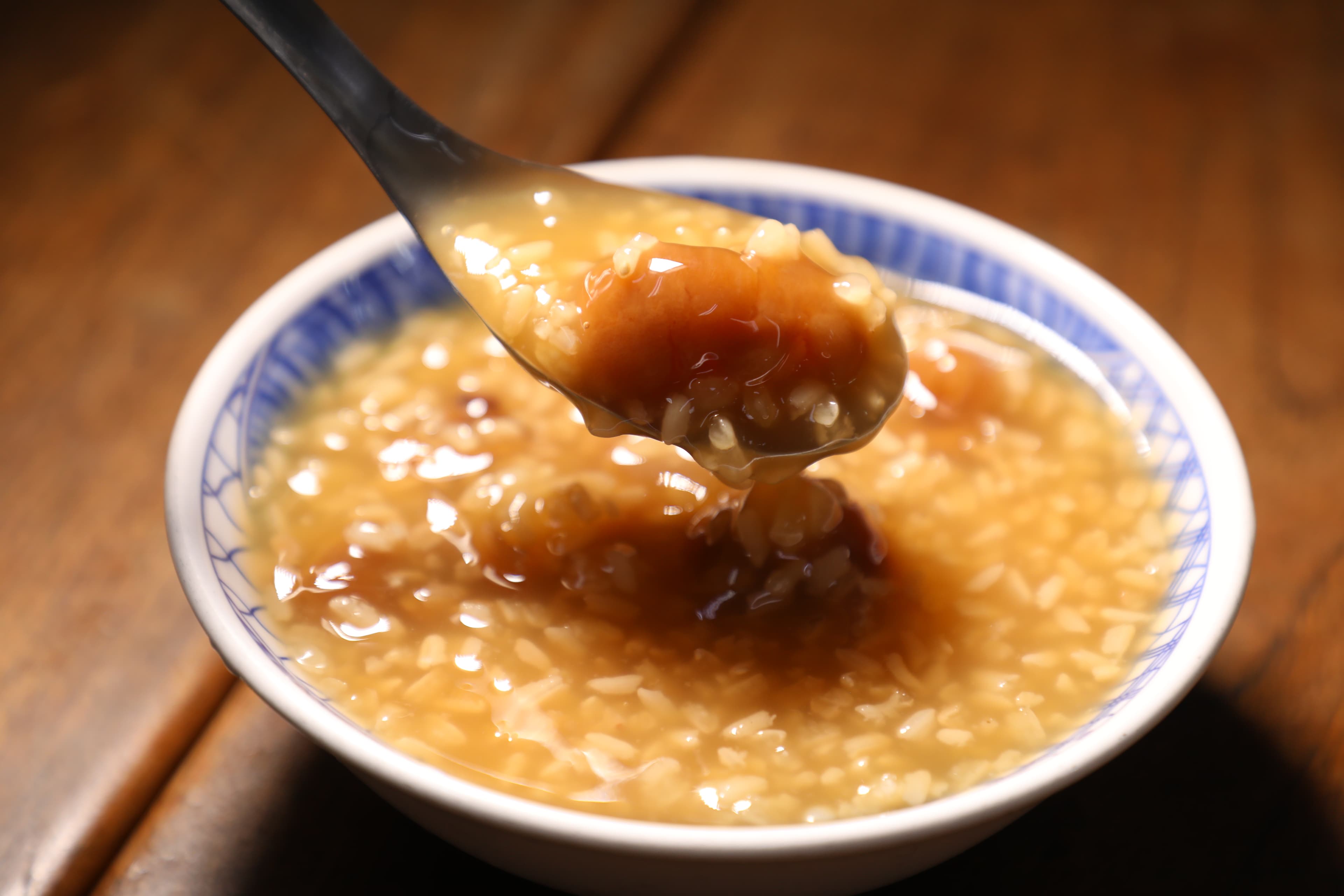 經過多次試驗才找到最佳風味的「米糕粥」,冷熱皆宜。(65元/碗)