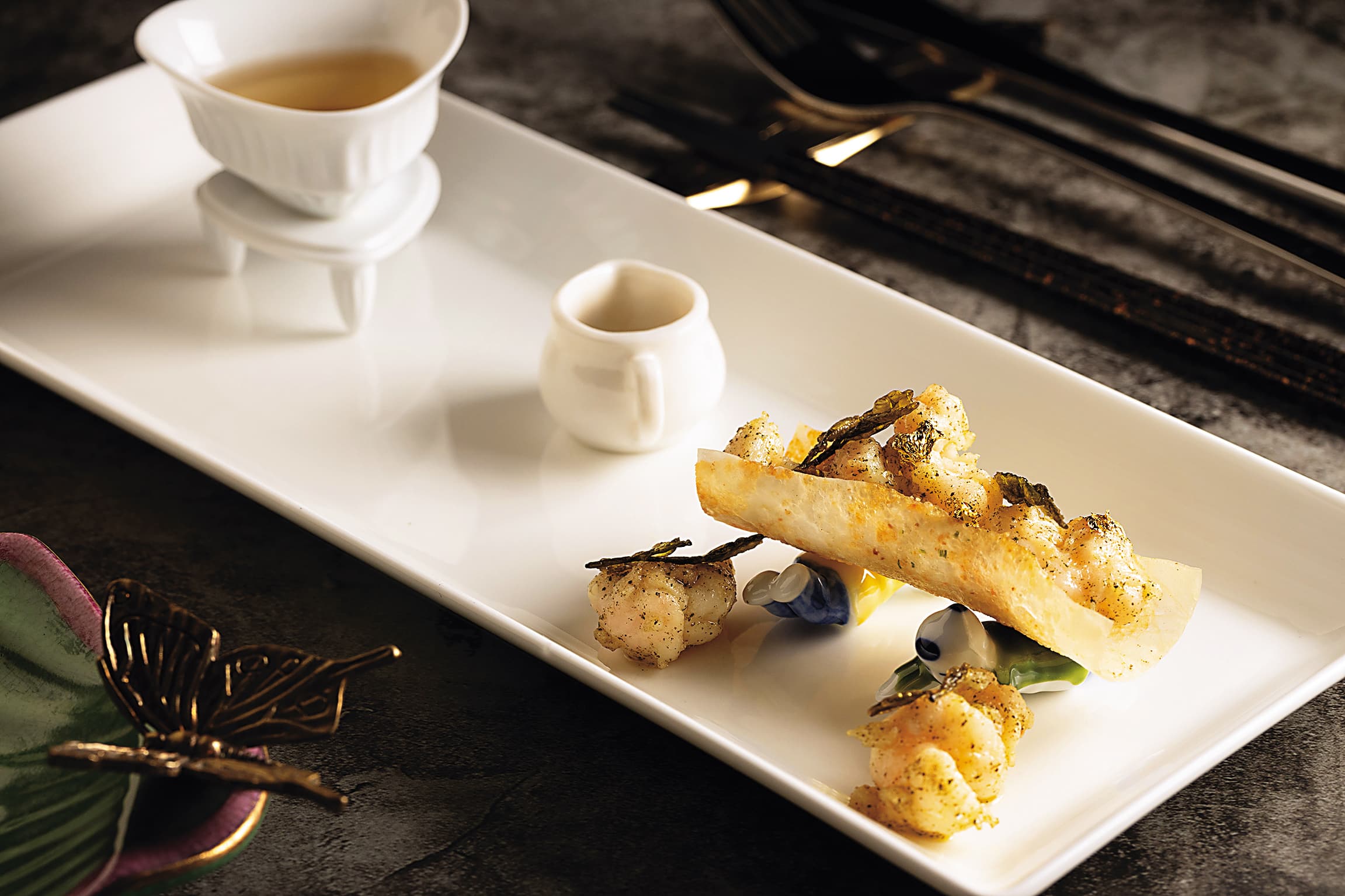 做成兩吃的「龍井茶葉、泰國蝦」,蝦仁軟嫩、餛飩皮酥脆,入口洋溢淡淡龍井茶香。