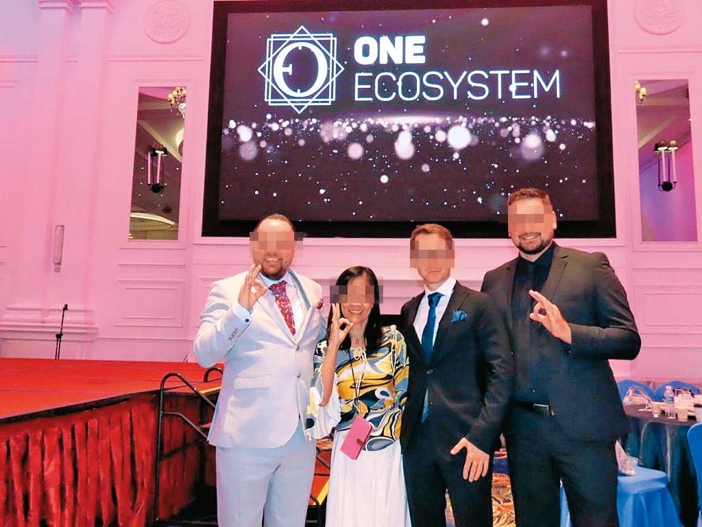 梁姓女子(左2)等人自稱是ONE ECOSYSTEM集團主管,負責舉辦此次峰會。(讀者提供)