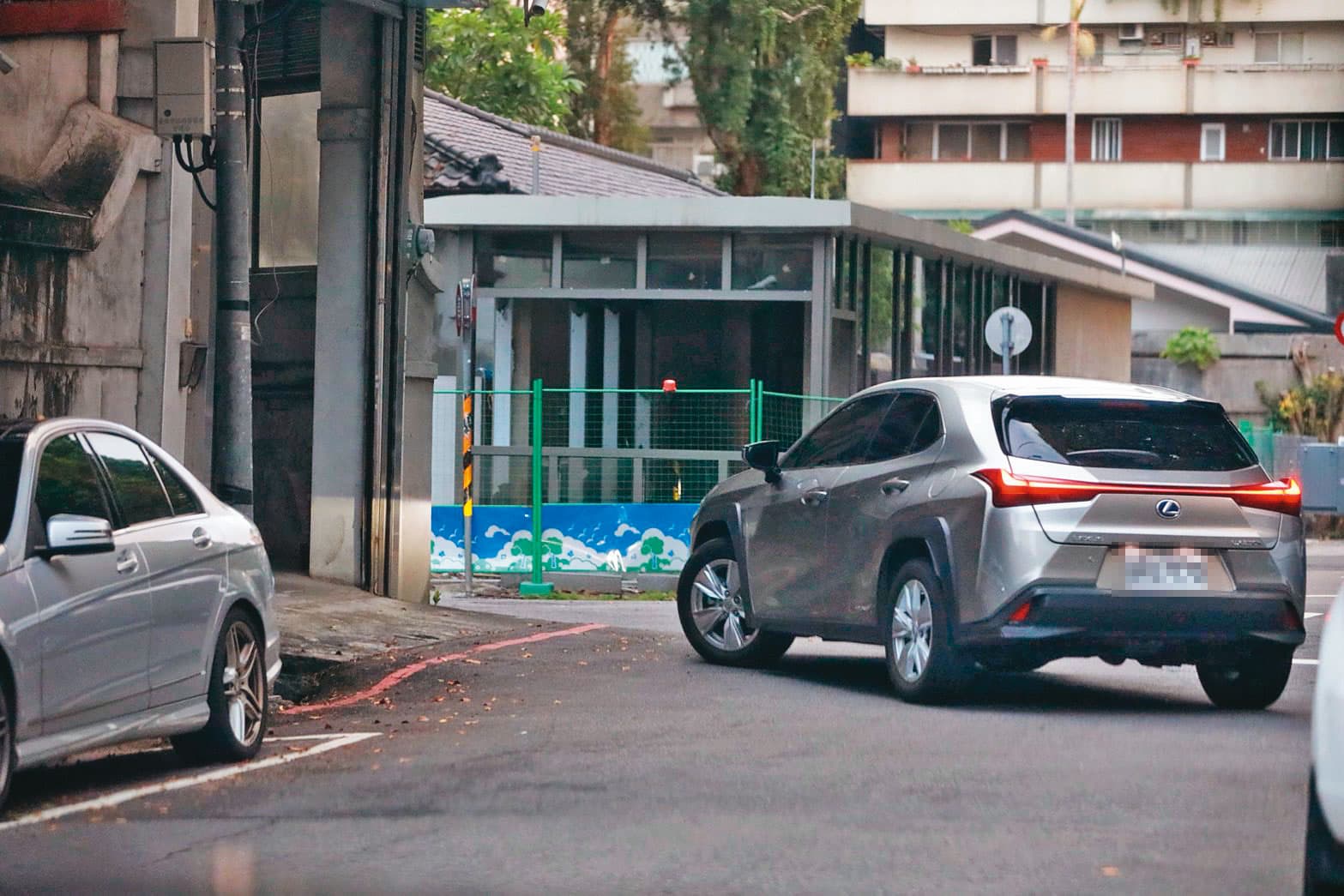 08/01 18:36,陳姓諮議進官邸沒多久,徐益梁隨後也開車進官邸車庫。