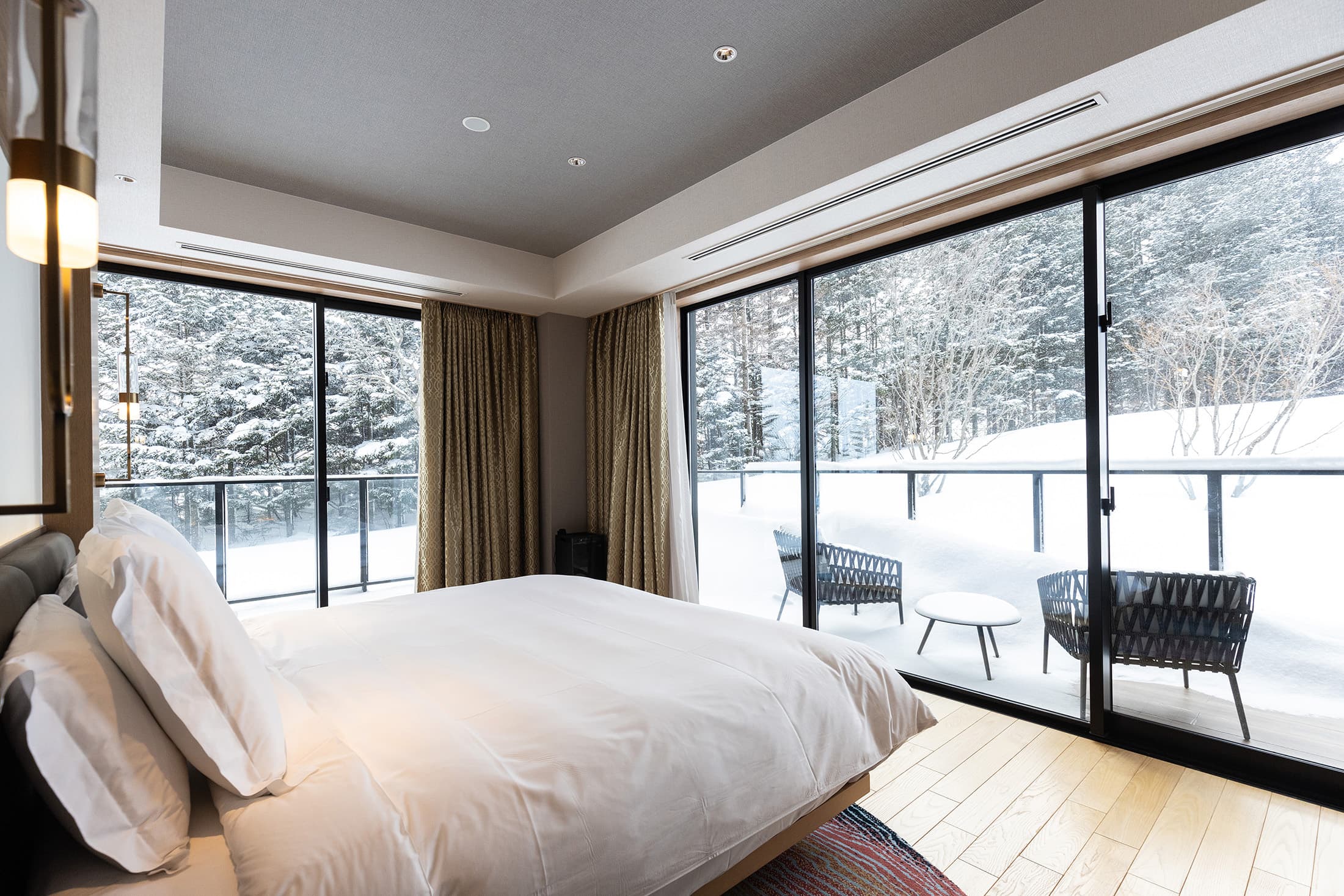「APPI Suite」共有兩間客房，四周以環景玻璃落地窗圍繞，可將雪場美景盡收眼底。