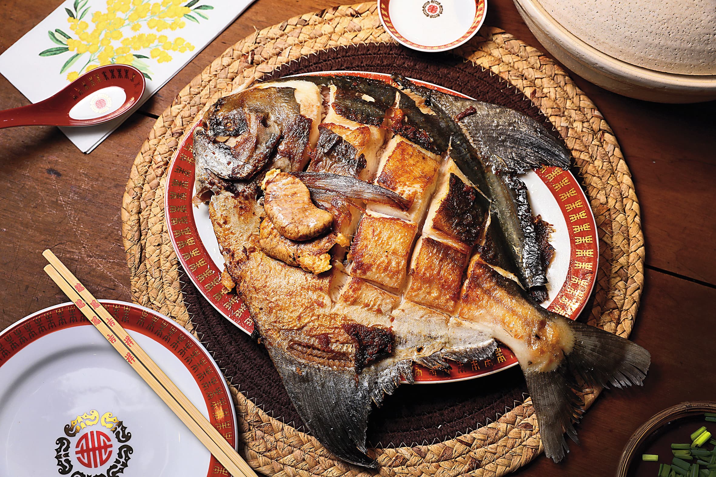 超大白鯧乾煎上桌,拆解魚肉之後,魚骨酥炸再度出場。