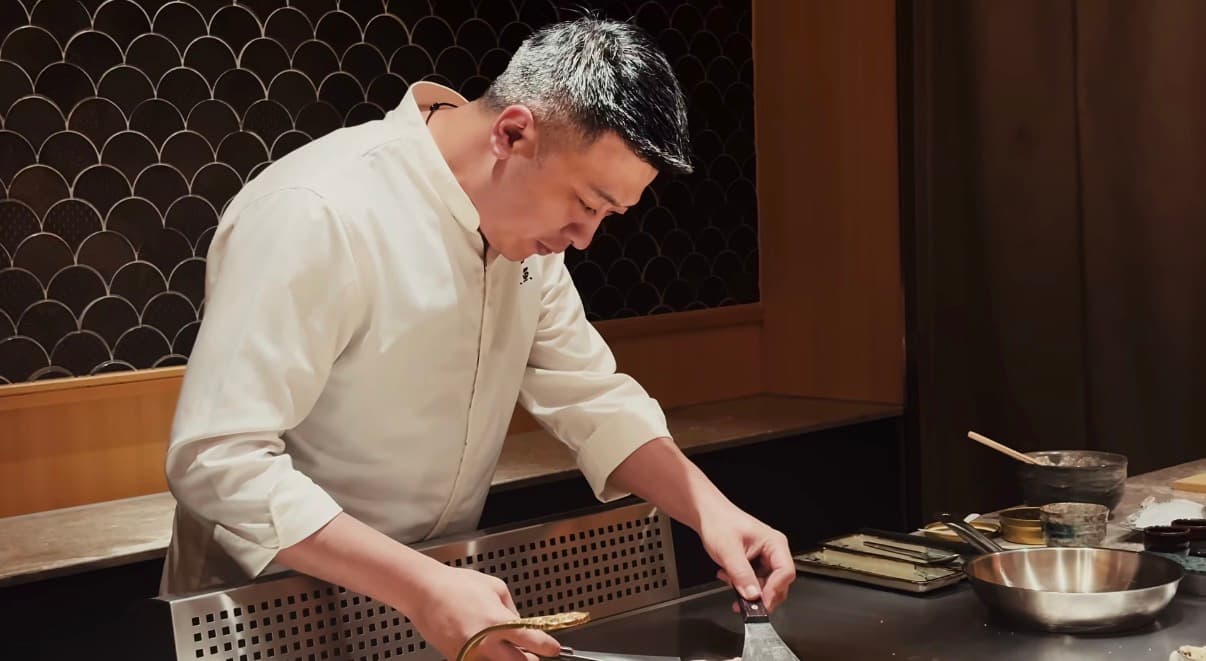 首次跨足中臺灣、初魚集團旗下「和庵精肉舖」排隊人流不斷,「我自己都下去幫忙切肉,」營運長為黃永凱笑說。