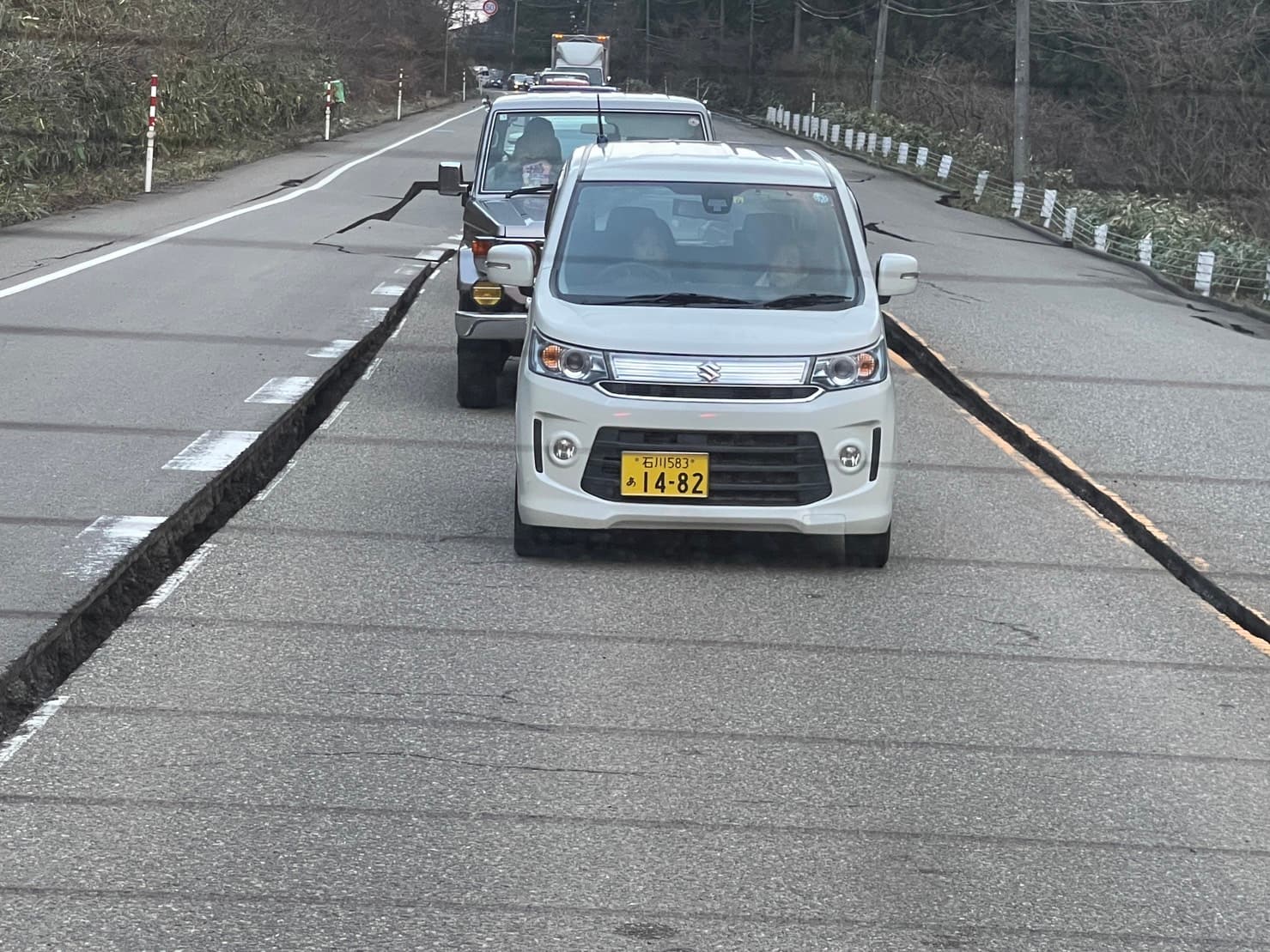 道路柏油龜裂很多集中在中間標線處,還能維持單邊通行。