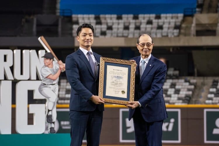 台北市長蔣萬安頒發台北市最高榮譽─榮譽市民給王貞治。(北市府提供)