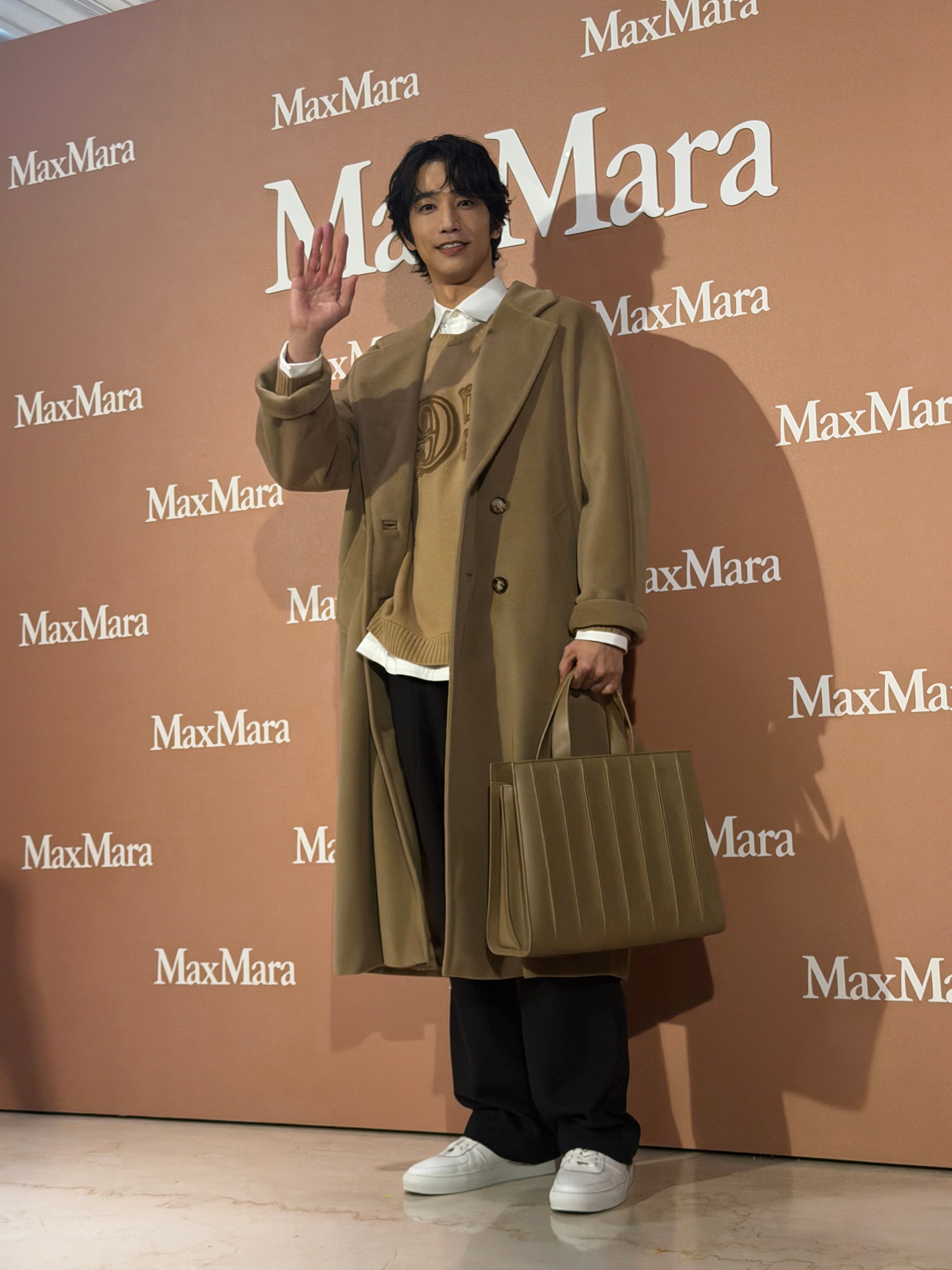 劉以豪穿著101801 Icon Coat NT$130,100、羊毛羊絨針織毛衣NT$37,700、Whitney Bag NT$119,900。