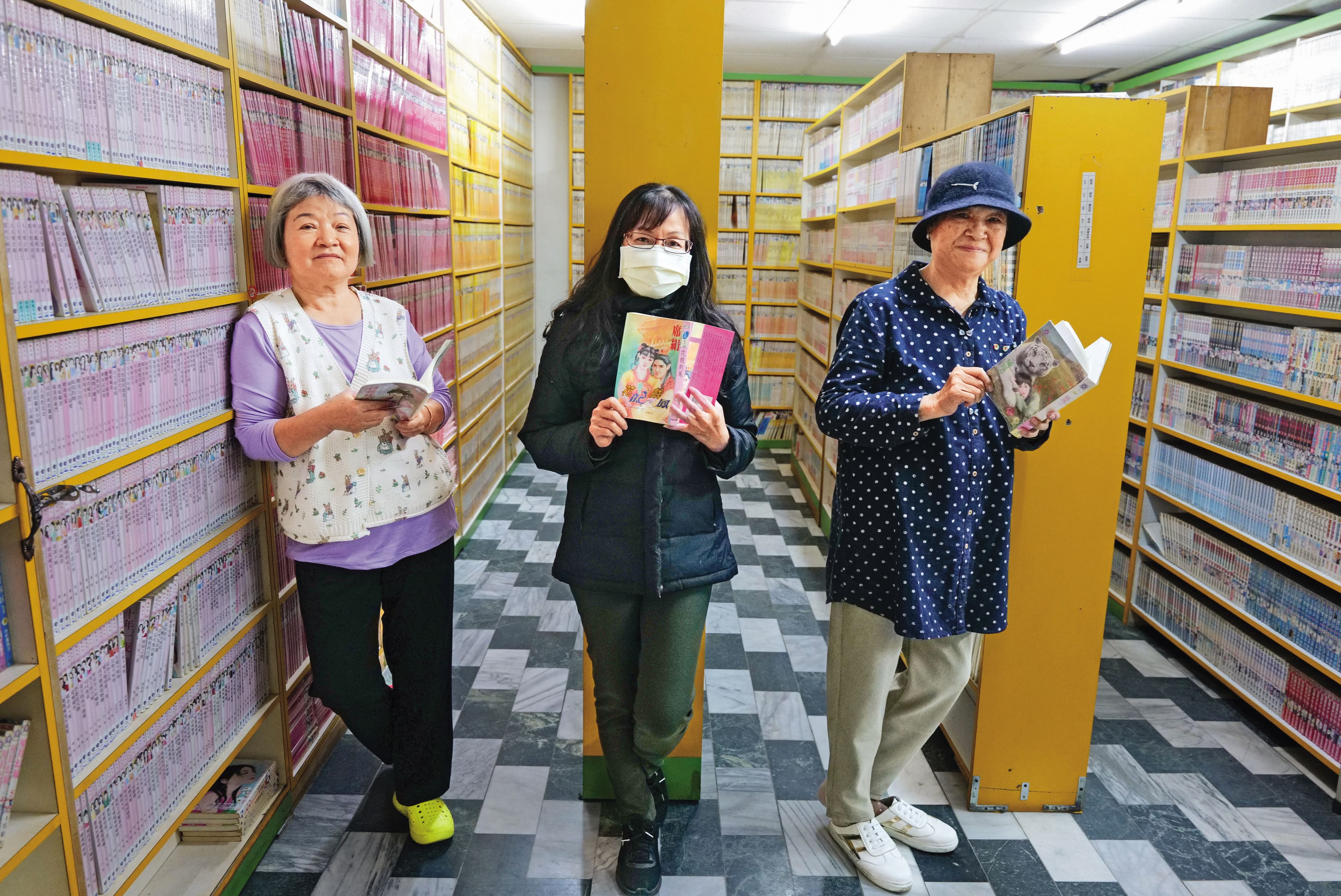 謝阿嬤(右)看小說五十多年,有許多因書認識的同好。(杭大鵬攝)