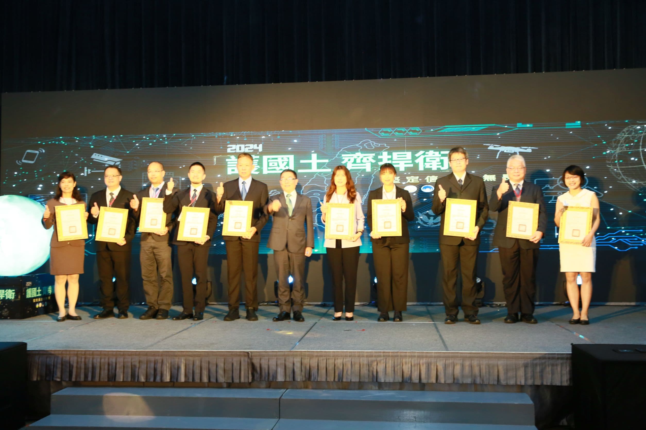 行政院政務委員林明昕特別頒獎給10位偵辦國土保育及環保犯罪有功人士,並與法務部、環境部及農業部等官員合影,宣示政府對守護國土、打擊犯罪決心。(高檢署提供)