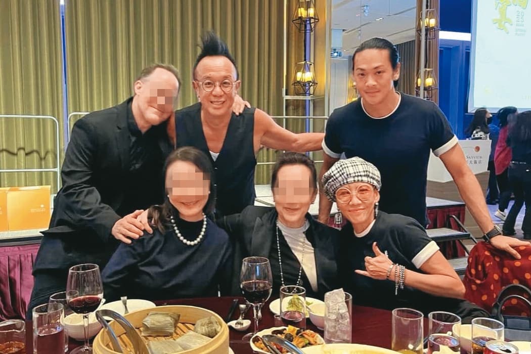 黃大煒(後排中)會帶著Vicky(前排右)和兩位姐姐聚餐,一家人感情深厚。(翻攝自Vicky臉書)