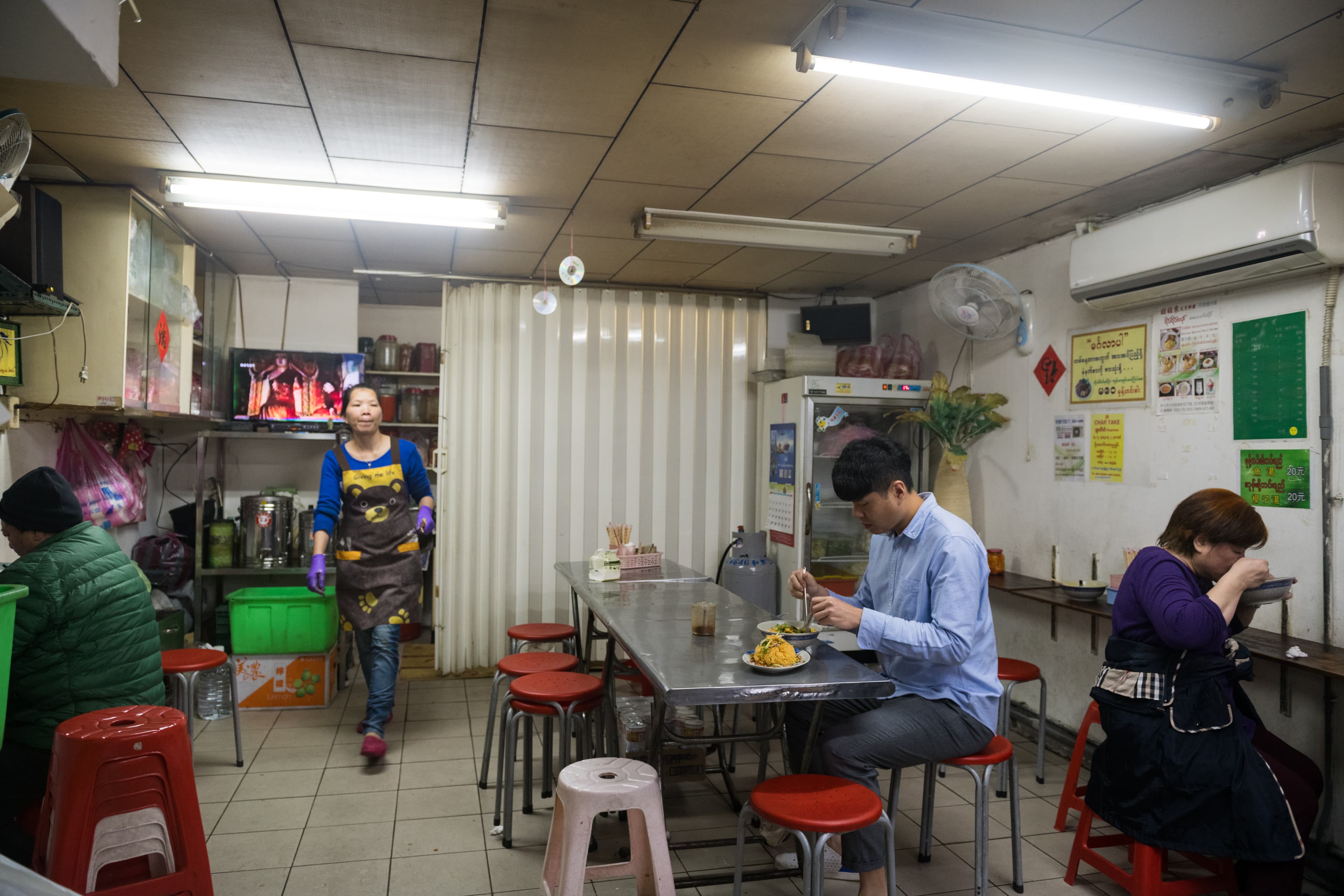 店面不大,想內用最好避開中午尖峰時段。