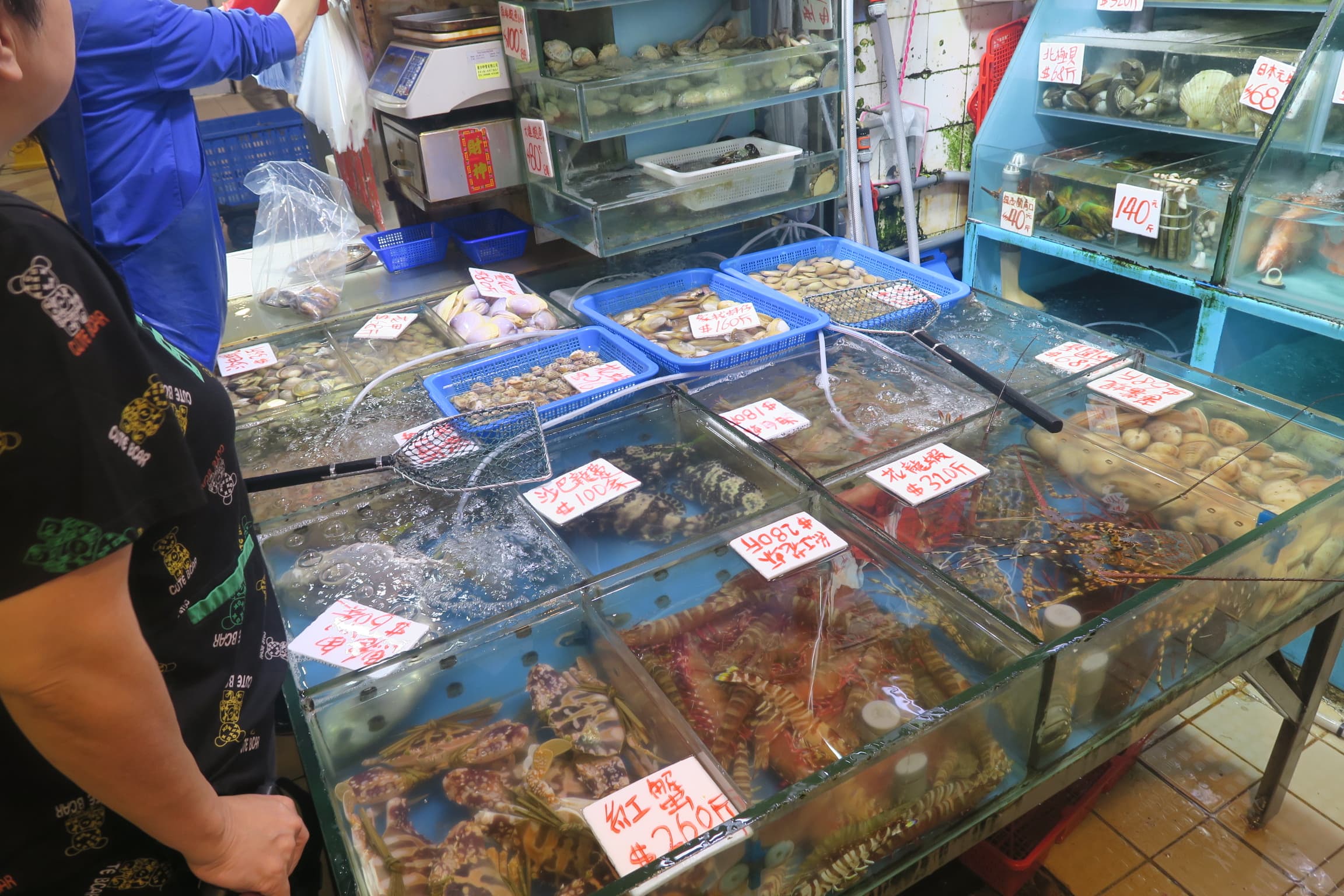 香港人對海鮮要求特別高,市場裡看得到各式新鮮海產。