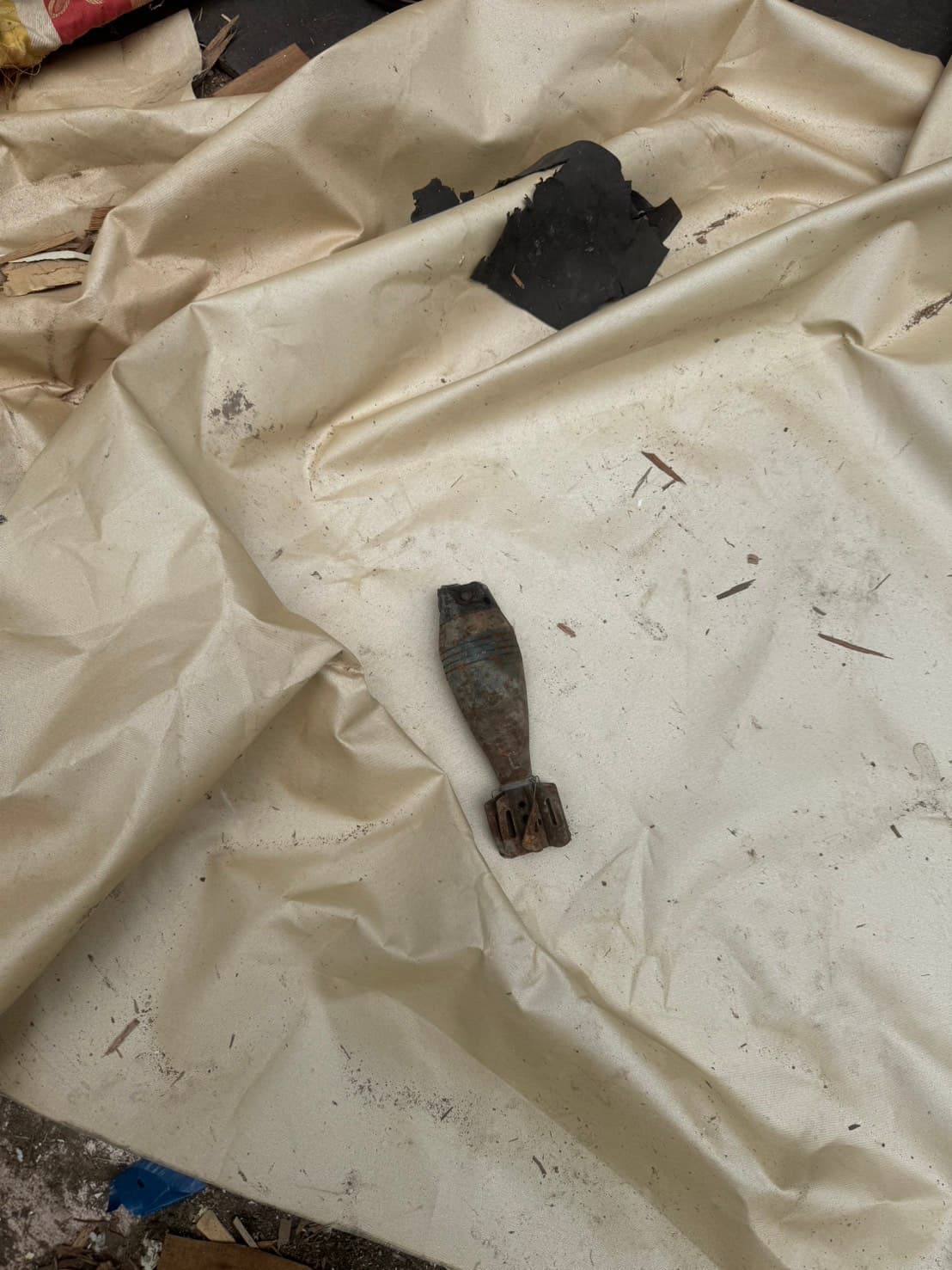該枚迫擊砲外表已鏽蝕，交由國軍防爆小組移除處置。（翻攝畫面）