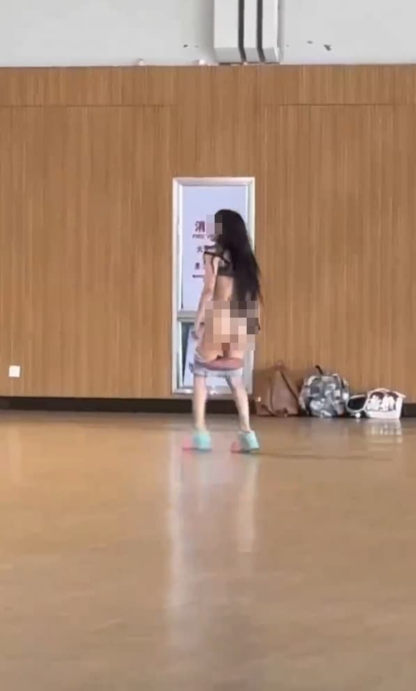 中國一名女子疑似遭到男學生騙財騙色，憤而直闖校園不惜以自己「社死」為代價，也要曝光對方惡行。（翻攝自X平台）