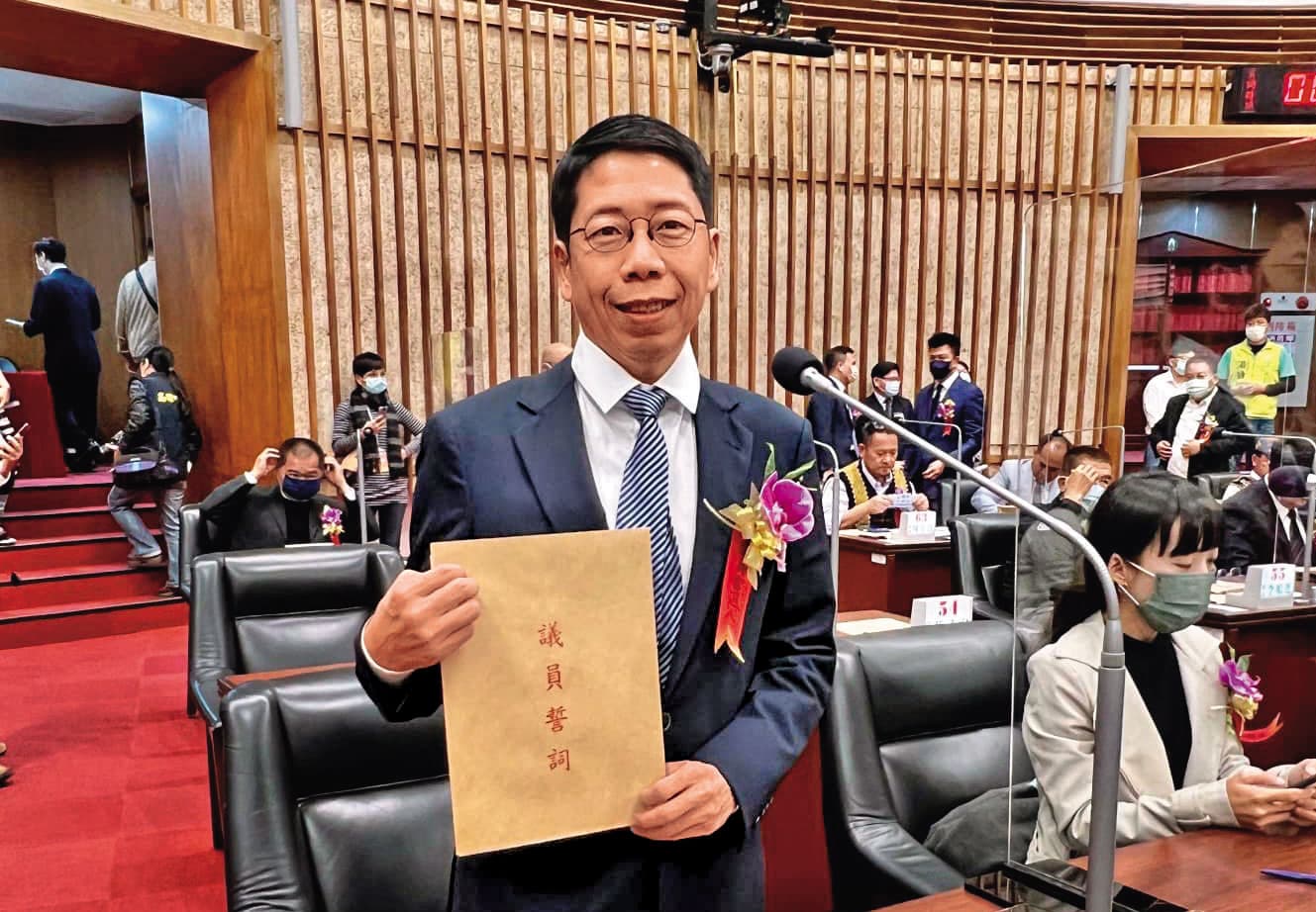 黃紹庭曾因雙重國籍遭撤銷議員資格,且因肇事逃逸吃上官司,如今再添貪汙醜聞,自毀政治前途。(翻攝黃紹庭臉書)