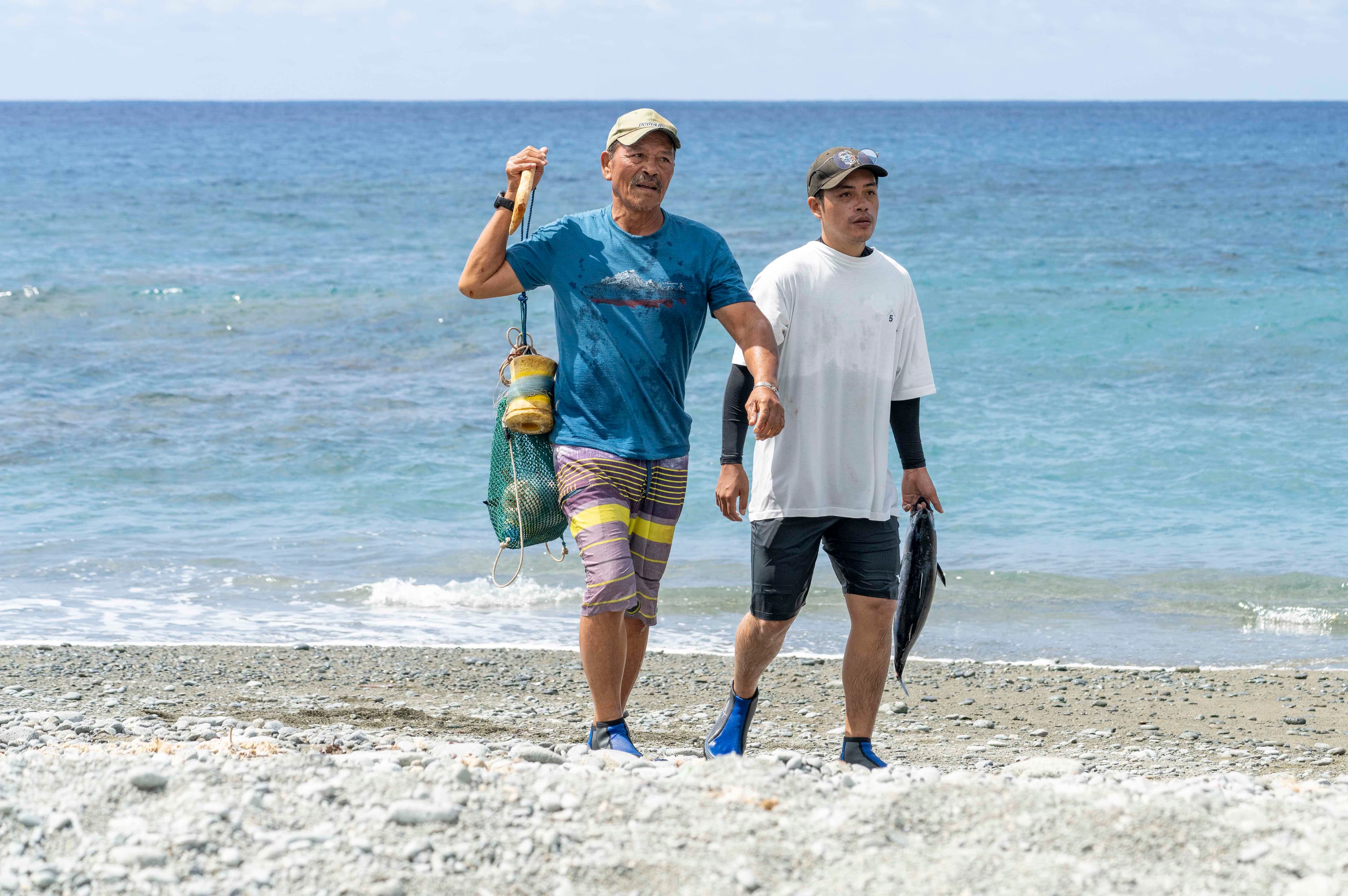《大海浮夢》首度完整呈現夏曼・藍波安與兒子親密的家庭互動。(目宿媒體提供)