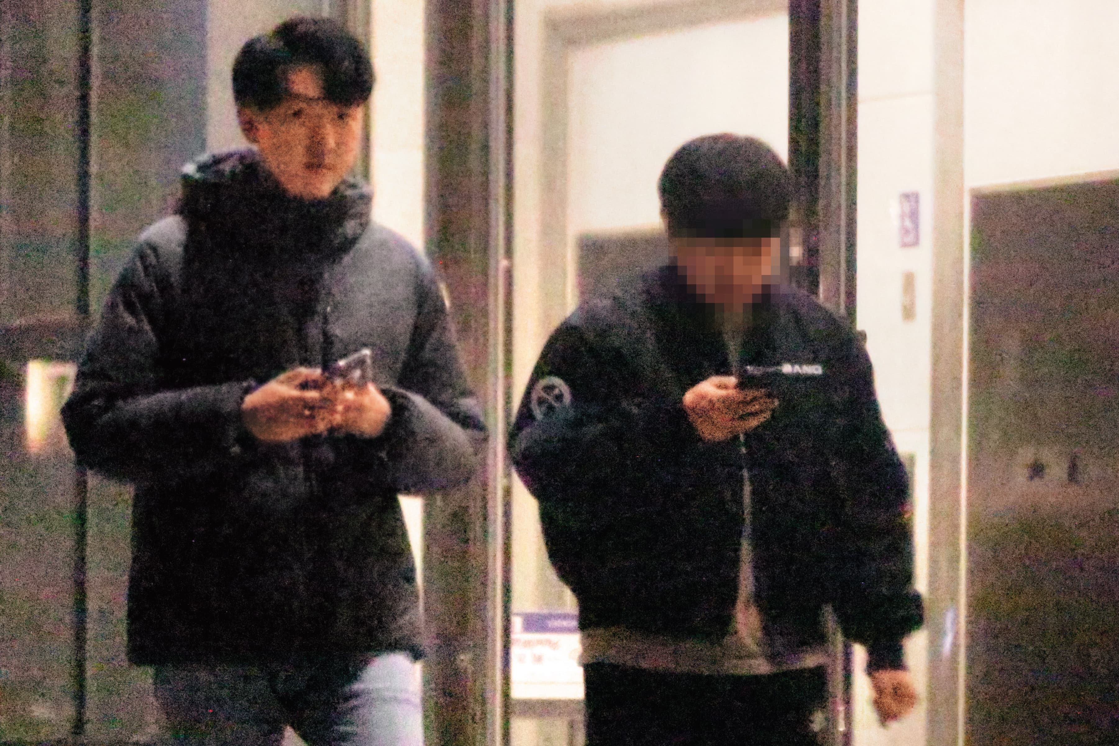 1月18日18：49，江大成（左）在錄完節目後，和友人從電視台步出。