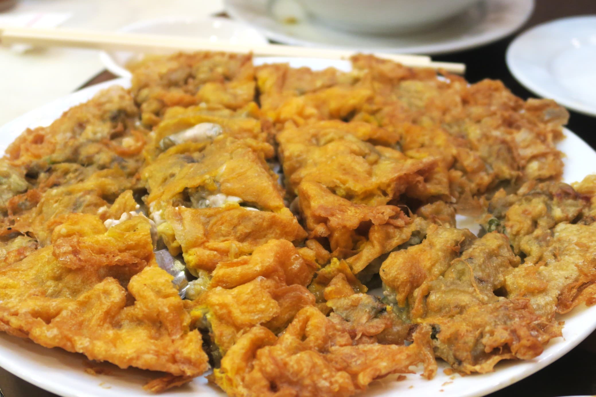 潮州式的「煎蠔烙」特色是加入鴨蛋與極高的地瓜粉。