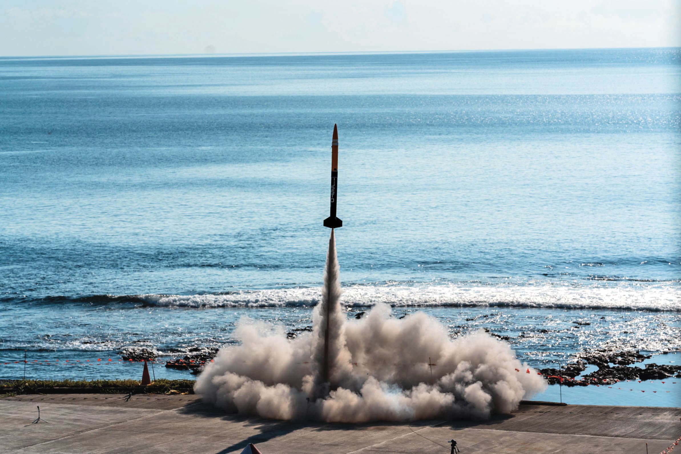 台灣首顆自主低軌通訊衛星預估2027年發射升空。圖為陽明交大太空所學生在屏東旭海基地發射自製火箭畫面。(國家太空中心提供)