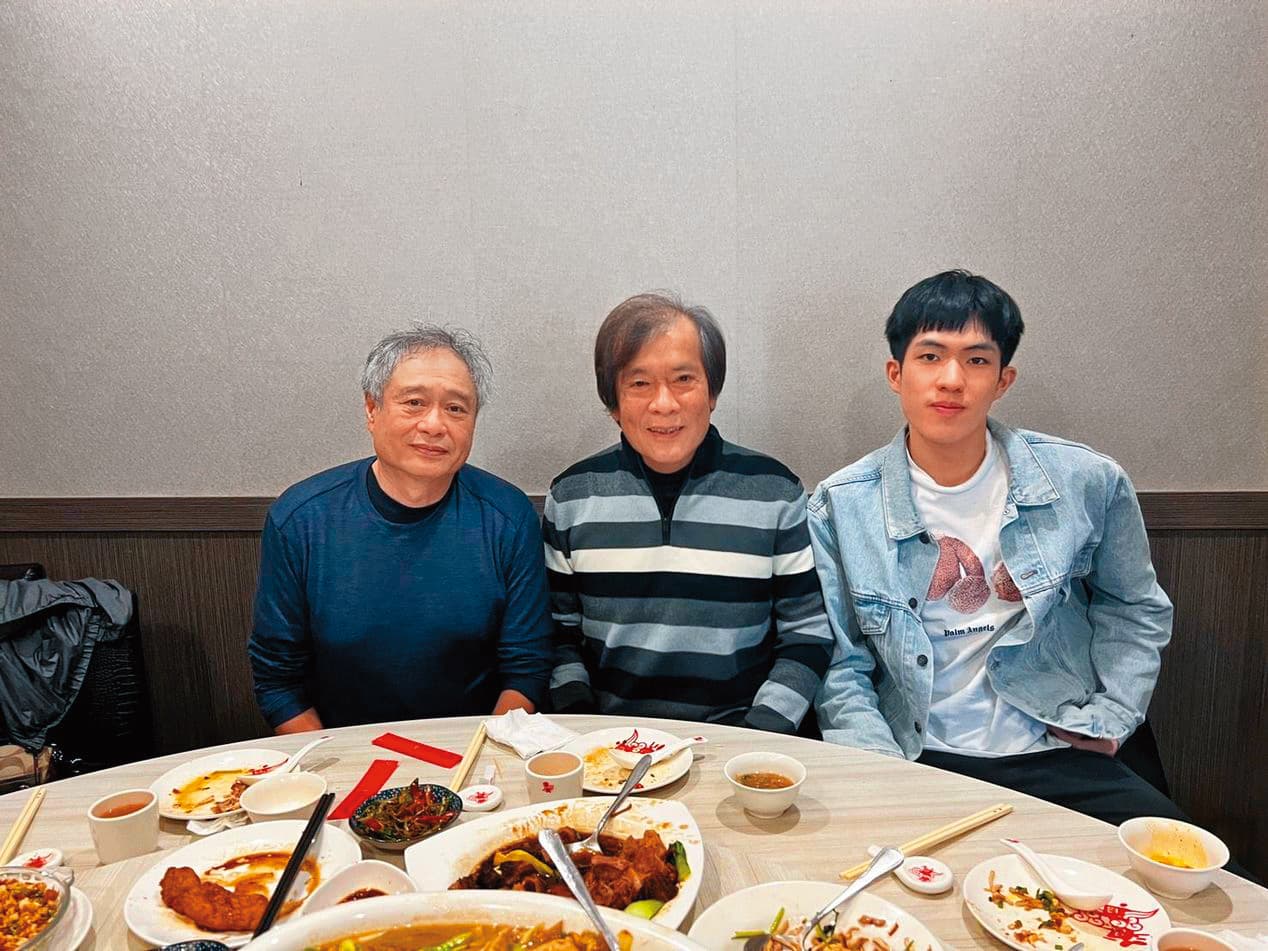 郭方儒(右)接受專訪時,透露他因爸爸郭建宏(中)的台藝大同學關係,得到國際大導演李安(左)的指點。(映畫提供)