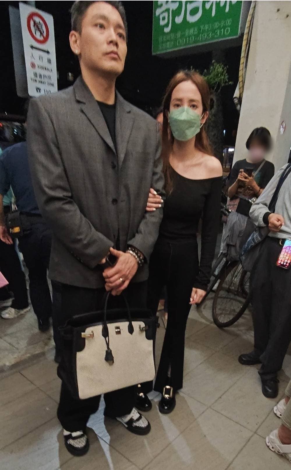 上週愛雅和老公現身動物醫院。(讀者提供)