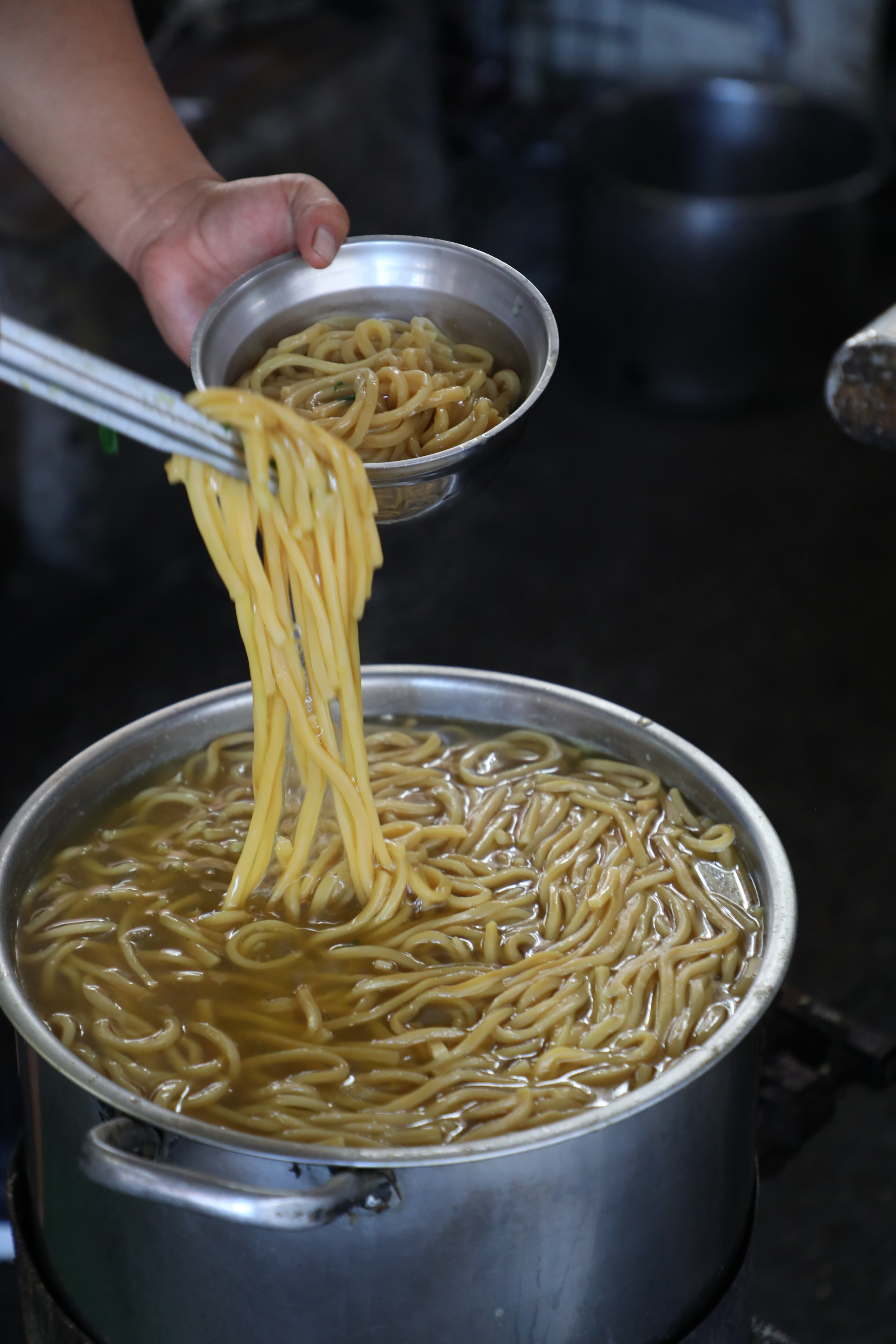 這鍋是煮麵的原湯,鹼味十足又黏稠。