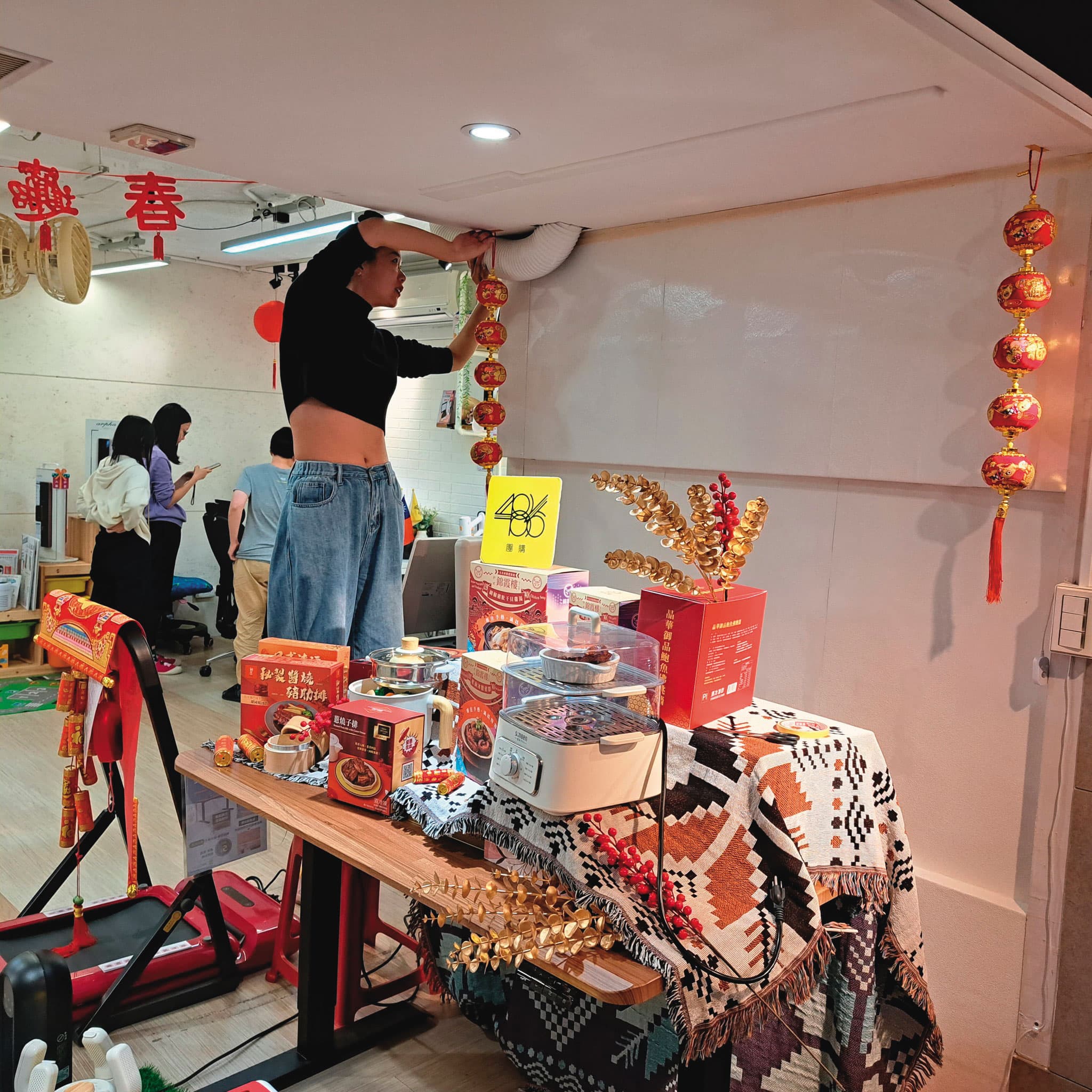 陳延昶每年送神迎神,助攻事業暢旺,拚搏年營收15億元的團購王國。(翻攝486先生臉書)
