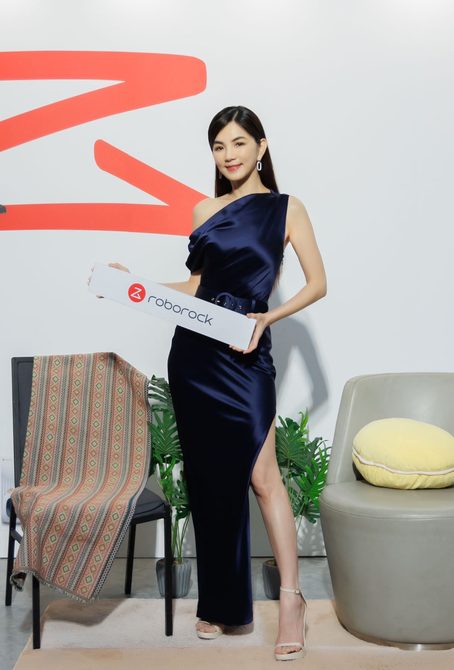 Ella陳嘉樺以一身寶藍色亮麗的禮服登場。(樂視達集團提供)