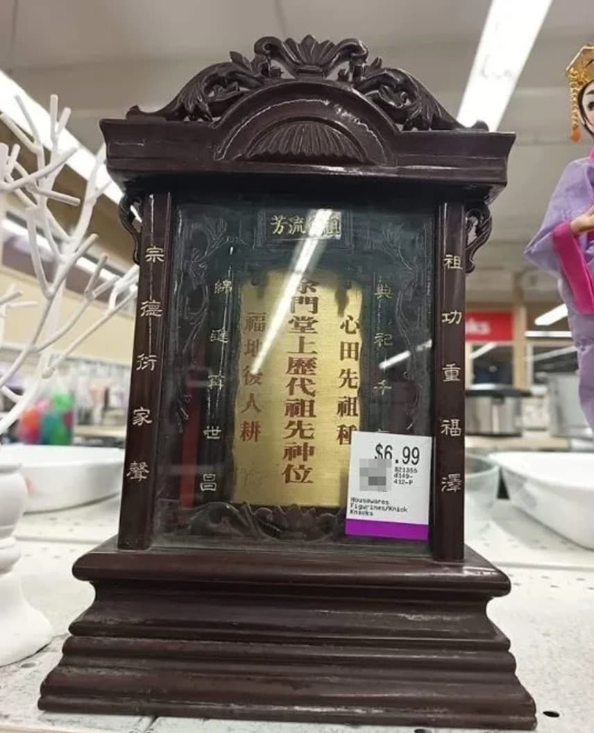 加拿大二手商店出現「祖先牌位」,售價6.99元加幣。(圖/翻攝自臉書社團「爆廢公社二館」)