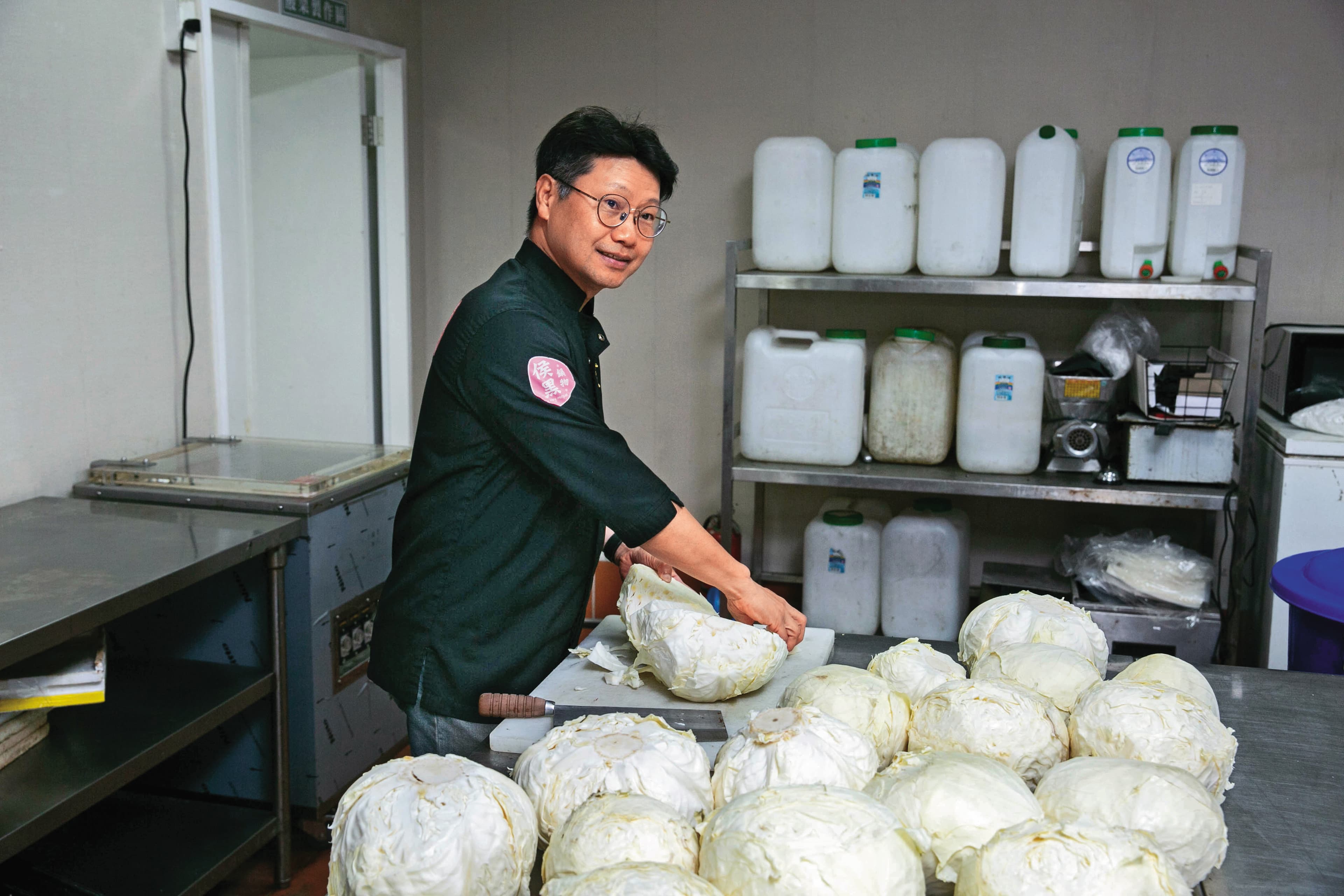 東北之家每個月要用掉3、4噸的高麗菜製作酸菜,經歷過滅菌種事件後,侯聯松至今自己掌握酸菜製作。