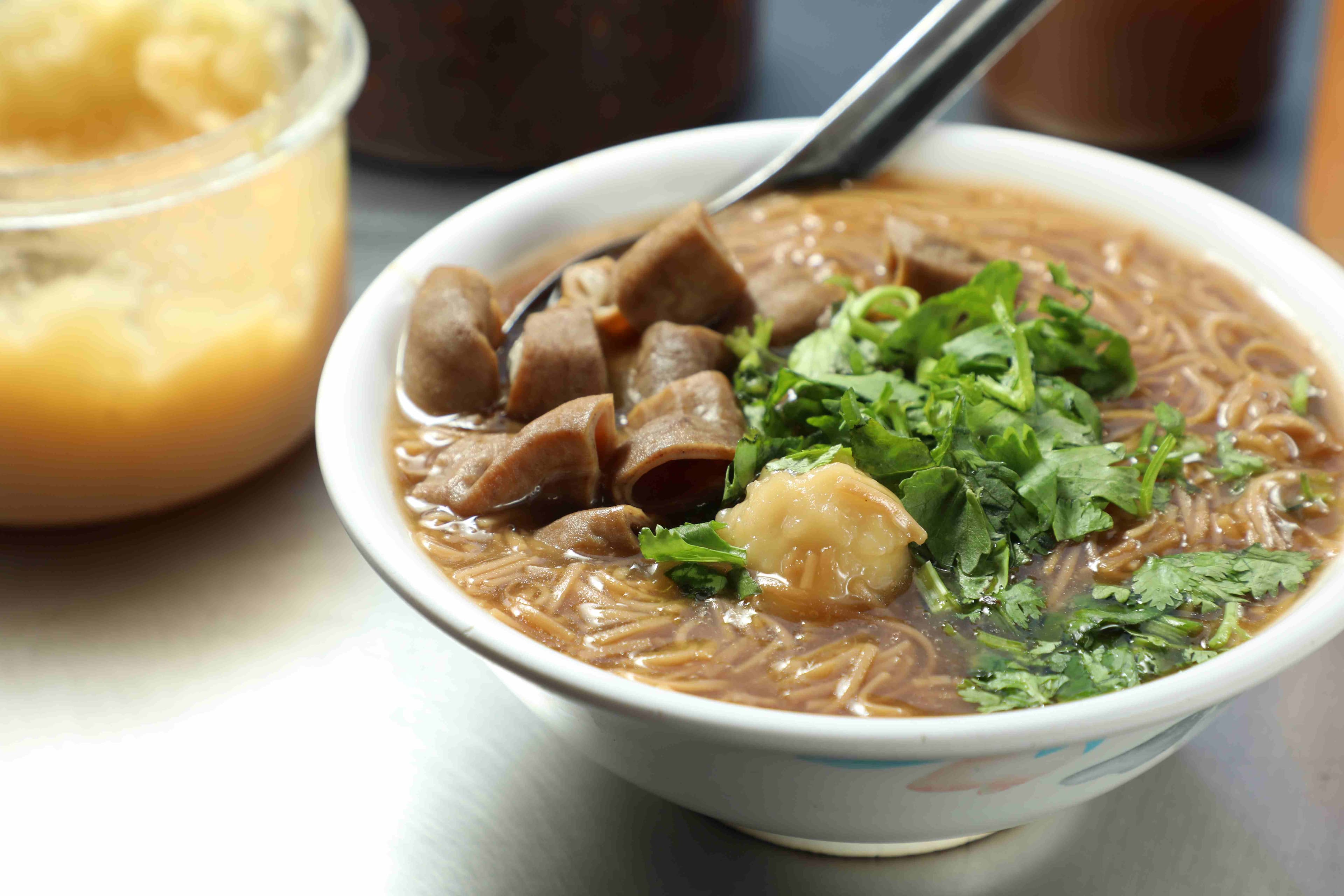 這一碗「麵線焿」料多豐富,點小碗就很飽足。(50元/小碗、70元/大碗)