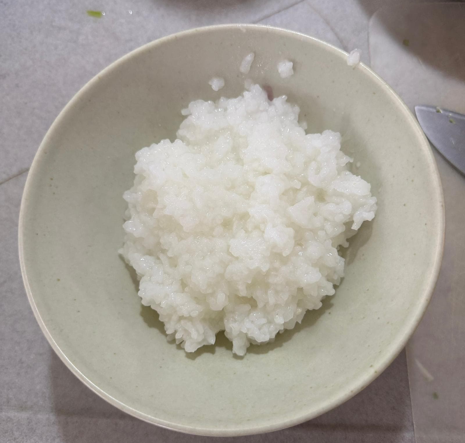 盛稀飯入碗。