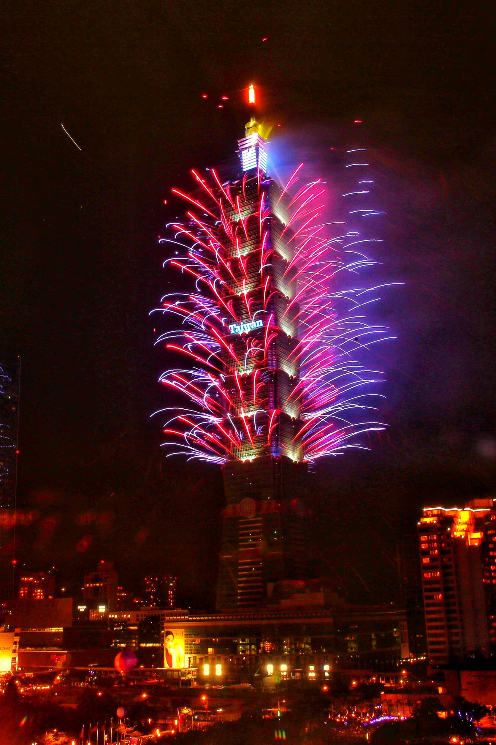 今年台北101煙火顏色美麗精緻。