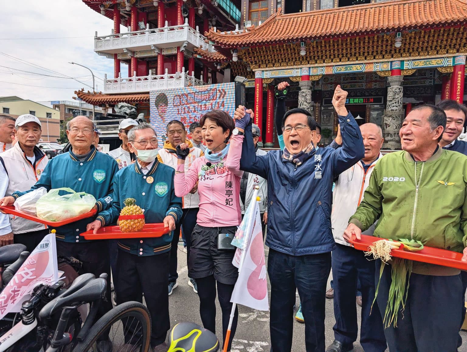 陳亭妃的基層實力是最大倚仗,初選前騎鐵馬「巧遇」前總統陳水扁。(陳亭妃辦公室提供)