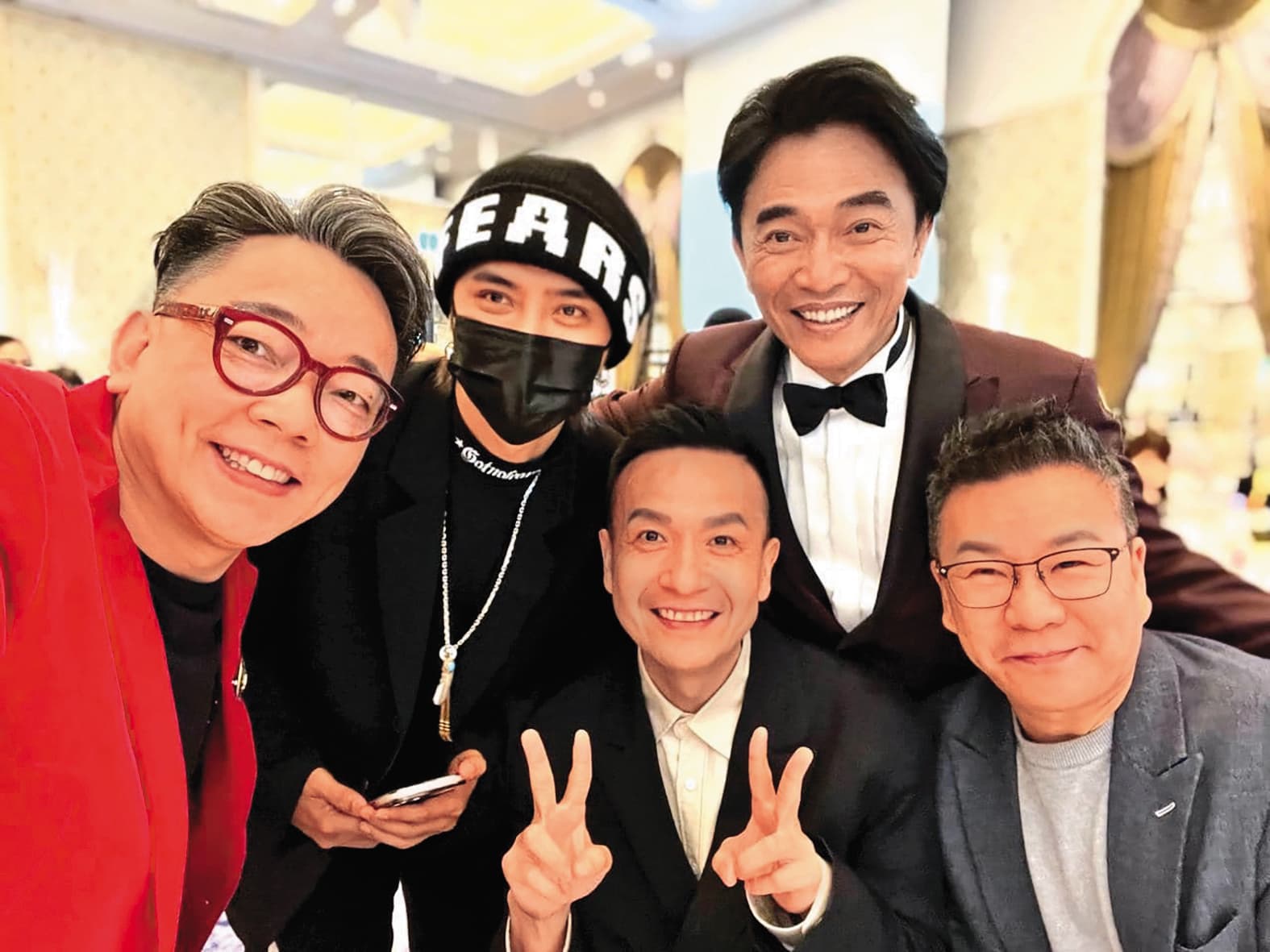 詹惟中(左起)圈內人緣頗佳,日前與羅志祥、小鐘、吳宗憲、沈玉琳同框合影。(翻攝自詹惟中 就是愛算命臉書)