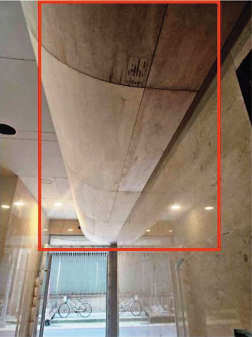 賦寓大樓內的公共空間天花板,遭控違規採用易燃的夾板作為建材。(讀者提供)