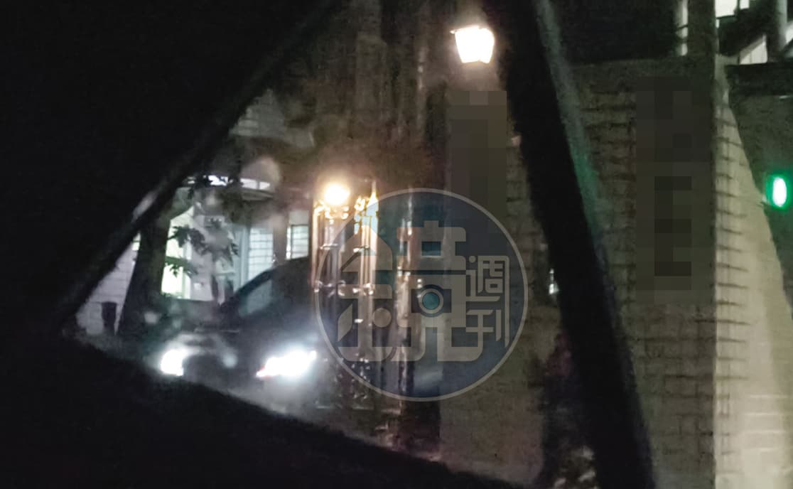 2019.7.30 21:40 柯P密會邱佩琳直擊!本刊直擊柯文哲在邱佩琳住處停留約1小時,他的座車(圖)駛離該社區。
