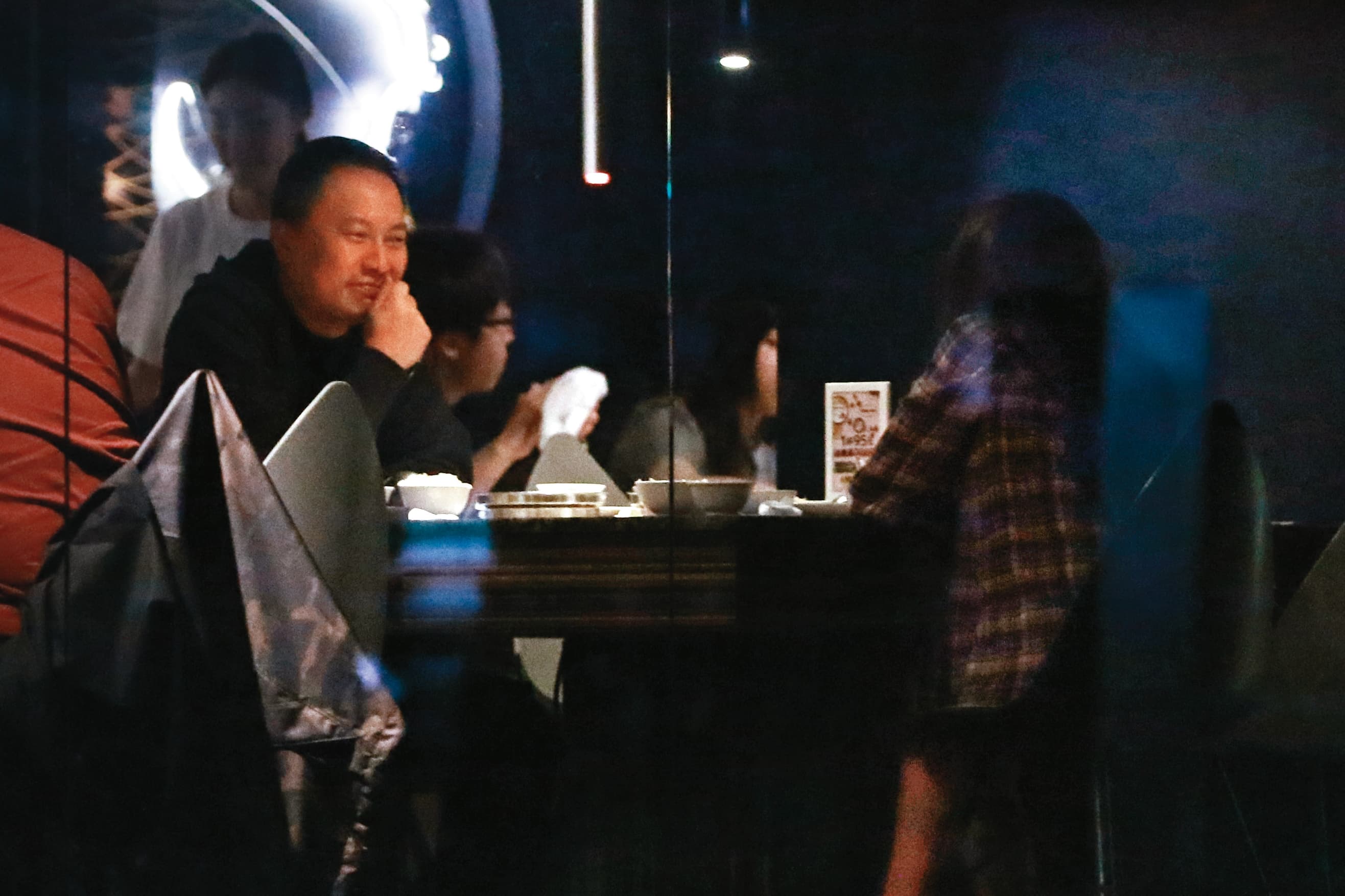 22:39 尹馨與錢人豪大吃大喝毫不保留,放得很開。