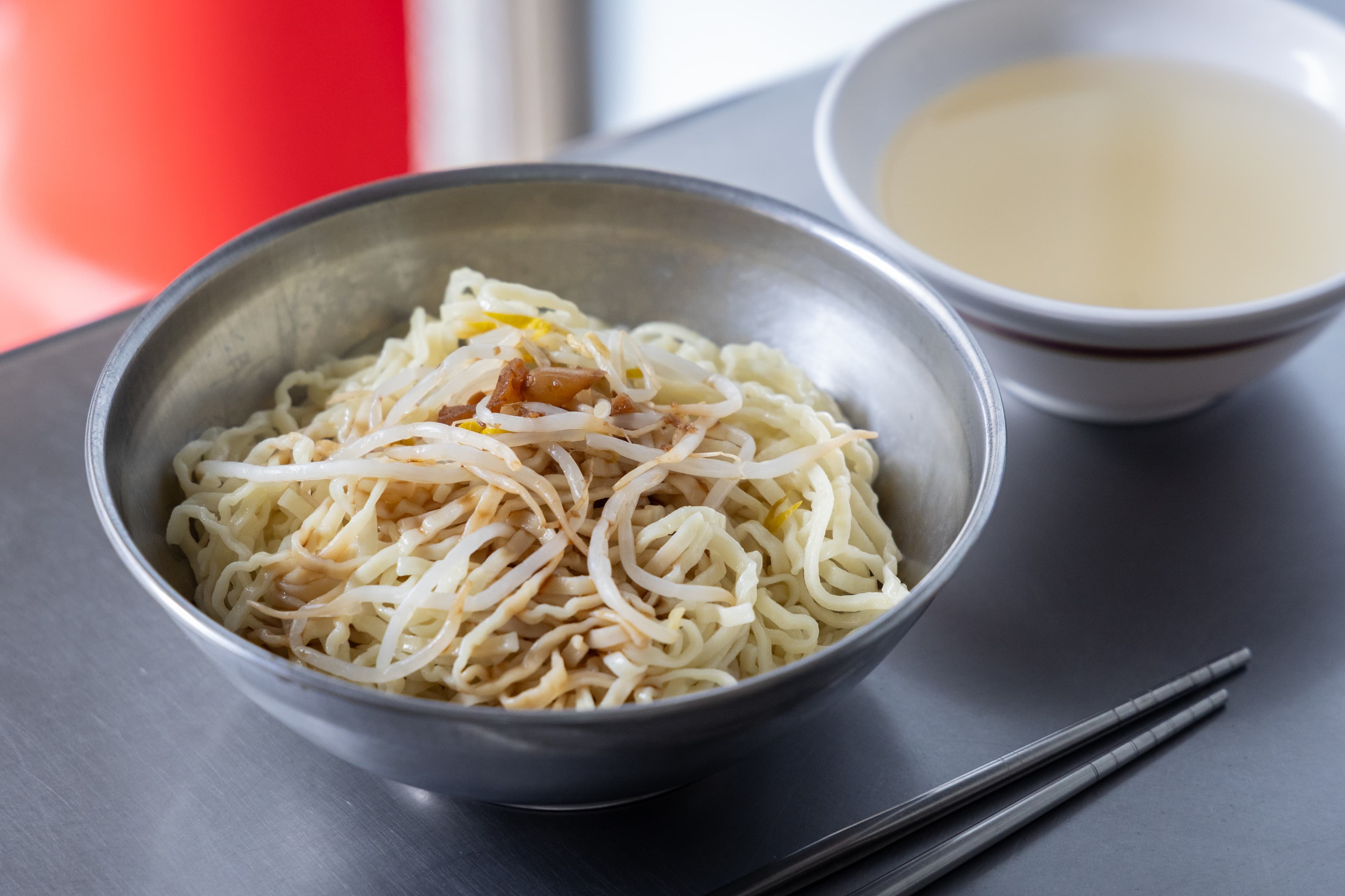 簡簡單單一碗「豆菜麵」,就是台北榮總院長陳威明心中的人間美味。(25元/小碗、30元/大碗、35元/特大,皆送味噌湯)