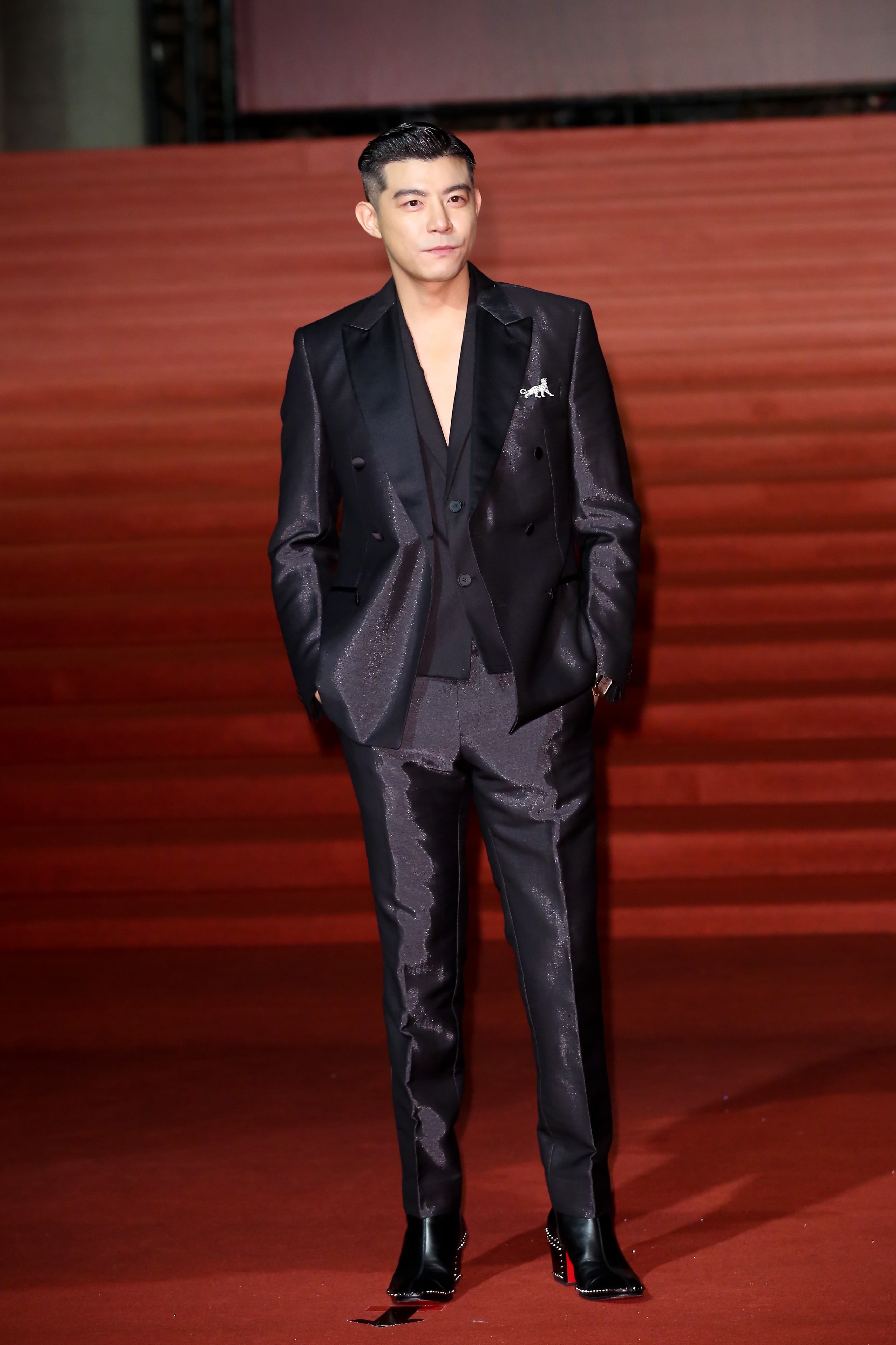 王柏傑以《疫起》入圍最佳男主角獎，選擇雙排扣Boss西裝，搭配Christian Louboutin紅底鞋。