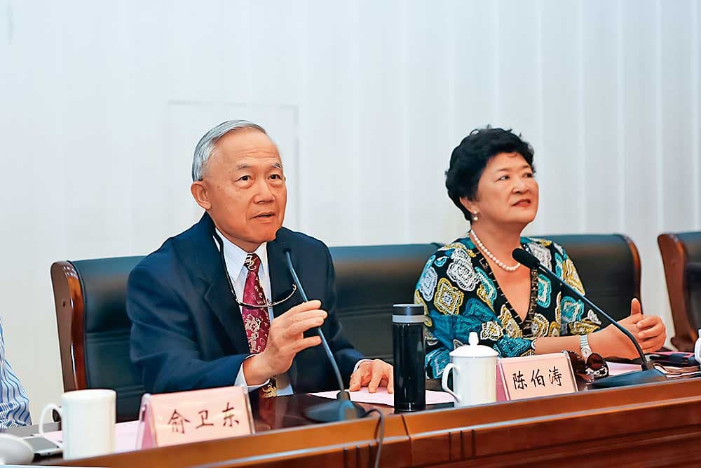 僑光科大董事長陳伯濤(左)及夫人張媛(右)被質疑放任親戚亂搞。(翻攝江蘇農林技術學院官網)