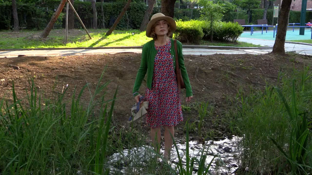 伊莎貝雨蓓在《旅人所嚮》中飾演一名來到異地韓國的旅人伊莉絲。(可樂電影提供)