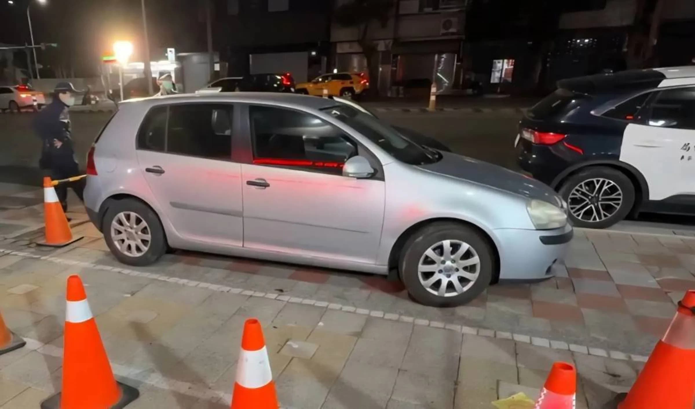 傅姓男子對紀姓女友行凶之後,前往派出所自首,警方才將傷者送醫,但已回天乏術,圖為警方在傅男座車進行採證。(翻攝畫面)